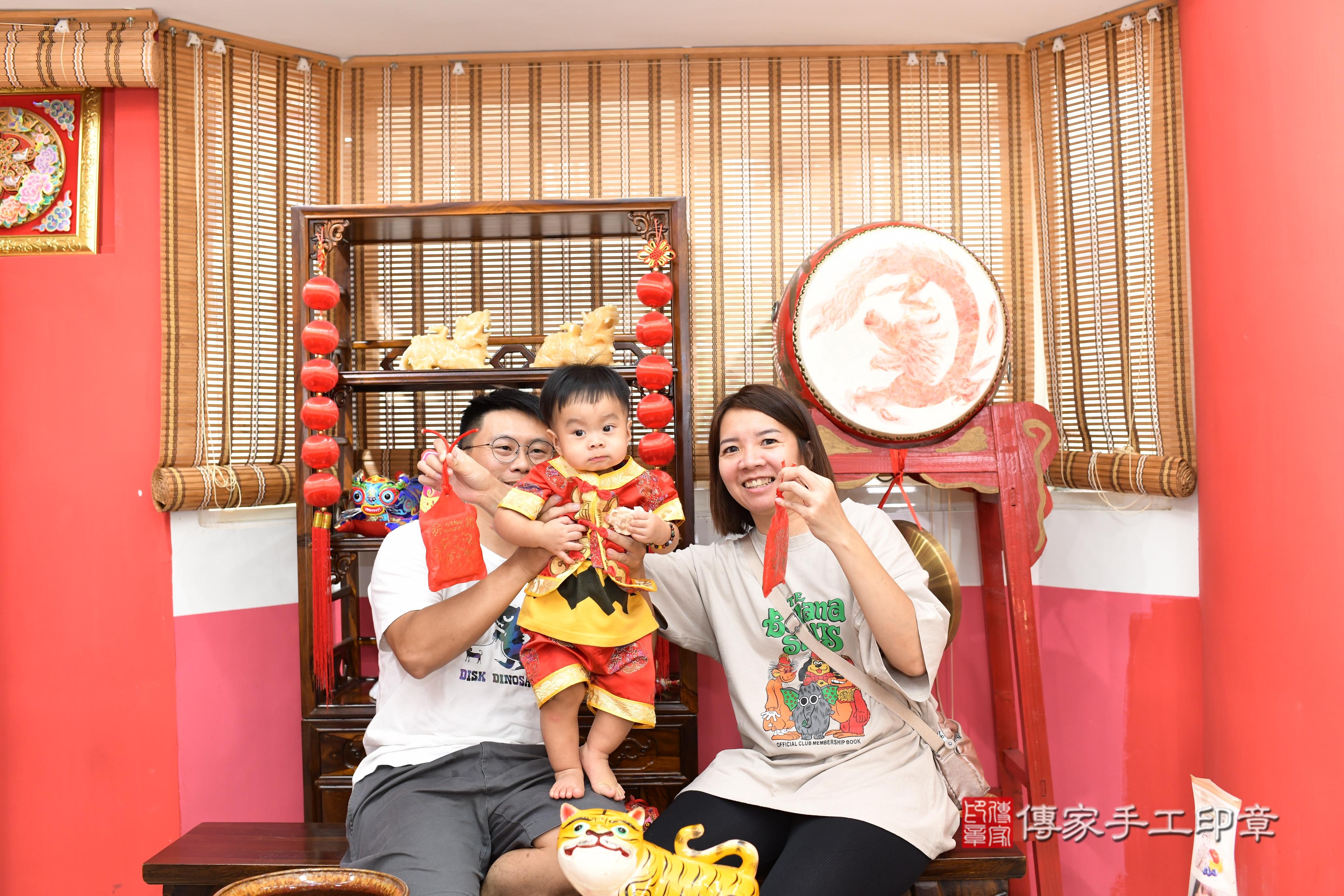 傳家手工印章高雄店、抓周、度脺、美式風會場、傳家嬰兒古禮、吉祥話、抓周道具物品24種、拍照。抓周證書。寶寶抓周、滿周歲、生日快樂、祝福 傳家手工印章高雄店、抓周、度脺、美式風會場、傳家嬰兒古禮、吉祥話、抓周道具物品24種、拍照。抓周證書。寶寶抓周、滿周歲、生日快樂、祝福