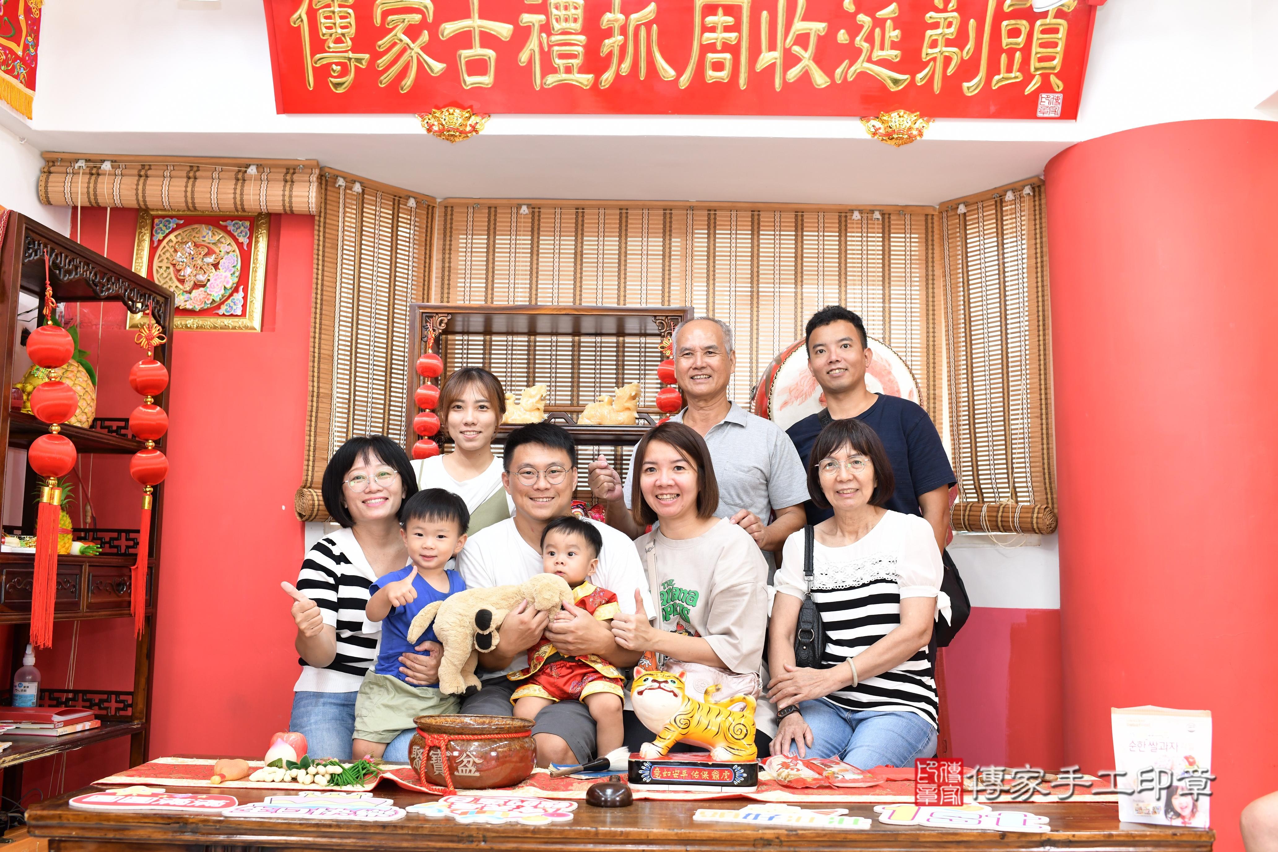 傳家手工印章高雄店、抓周、度脺、美式風會場、傳家嬰兒古禮、吉祥話、抓周道具物品24種、拍照。抓周證書。寶寶抓周、滿周歲、生日快樂、祝福 傳家手工印章高雄店、抓周、度脺、美式風會場、傳家嬰兒古禮、吉祥話、抓周道具物品24種、拍照。抓周證書。寶寶抓周、滿周歲、生日快樂、祝福