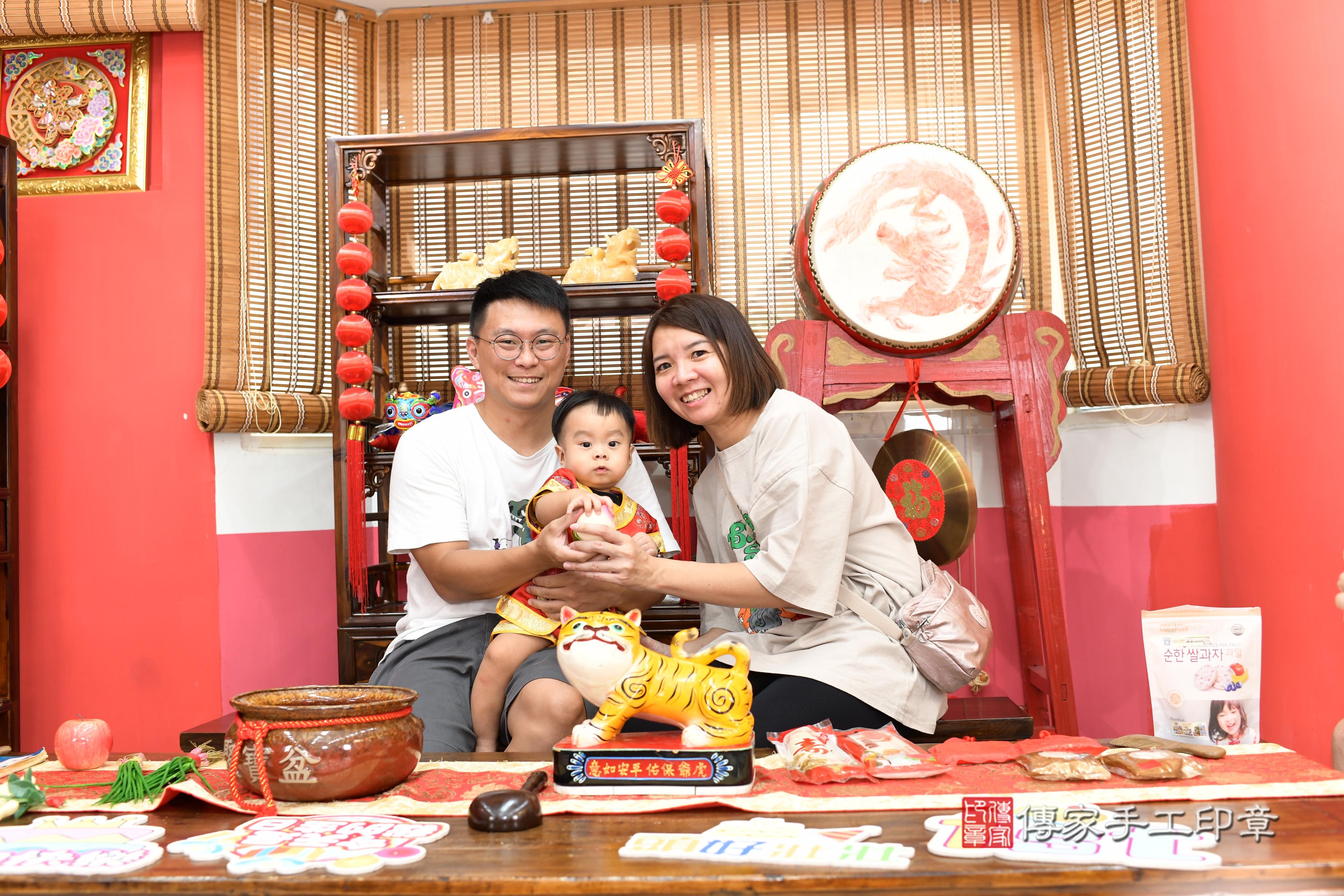 傳家手工印章高雄店、抓周、度脺、美式風會場、傳家嬰兒古禮、吉祥話、抓周道具物品24種、拍照。抓周證書。寶寶抓周、滿周歲、生日快樂、祝福 傳家手工印章高雄店、抓周、度脺、美式風會場、傳家嬰兒古禮、吉祥話、抓周道具物品24種、拍照。抓周證書。寶寶抓周、滿周歲、生日快樂、祝福