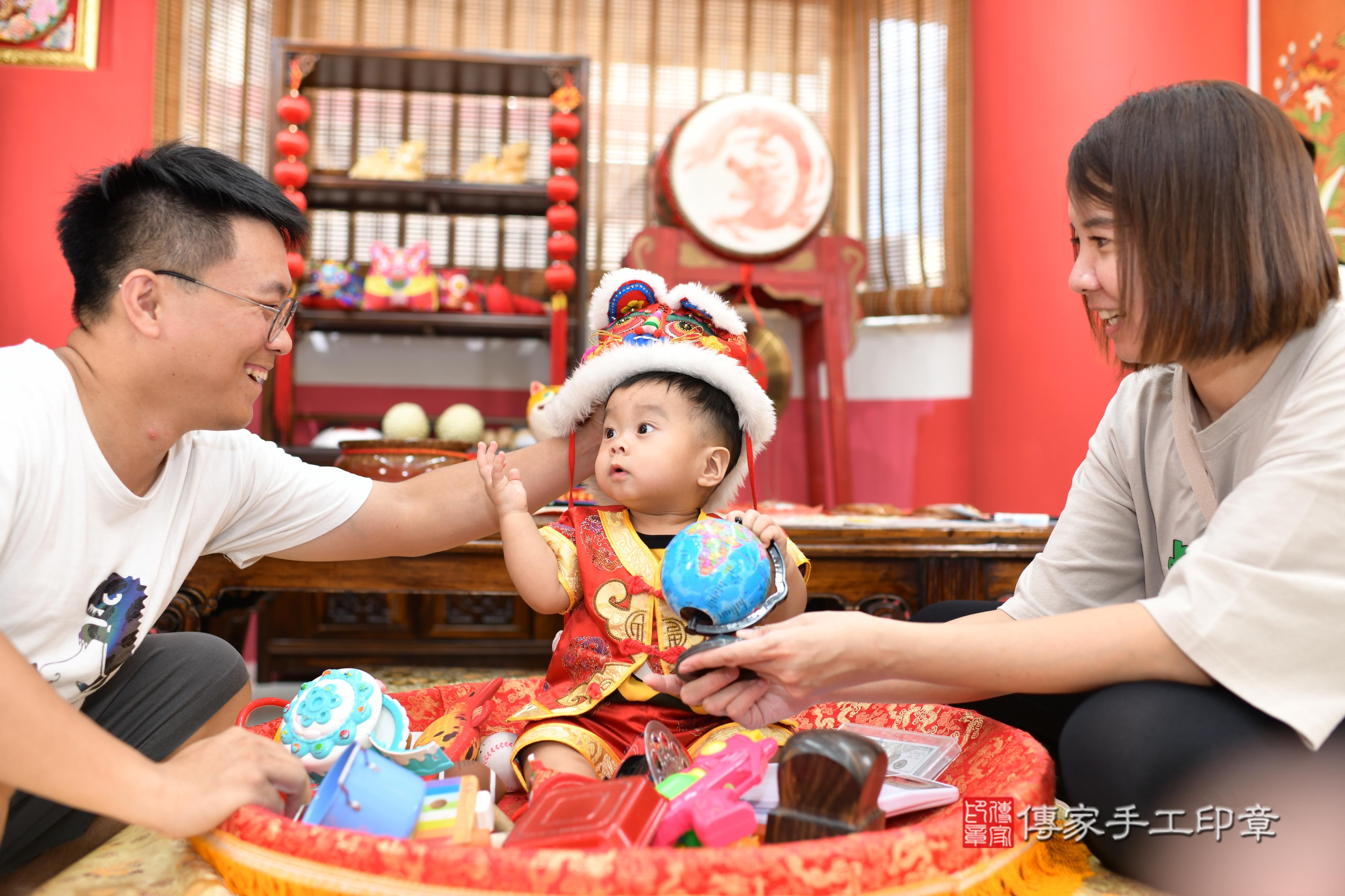 傳家手工印章高雄店、抓周、度脺、美式風會場、傳家嬰兒古禮、吉祥話、抓周道具物品24種、拍照。抓周證書。寶寶抓周、滿周歲、生日快樂、祝福 傳家手工印章高雄店、抓周、度脺、美式風會場、傳家嬰兒古禮、吉祥話、抓周道具物品24種、拍照。抓周證書。寶寶抓周、滿周歲、生日快樂、祝福