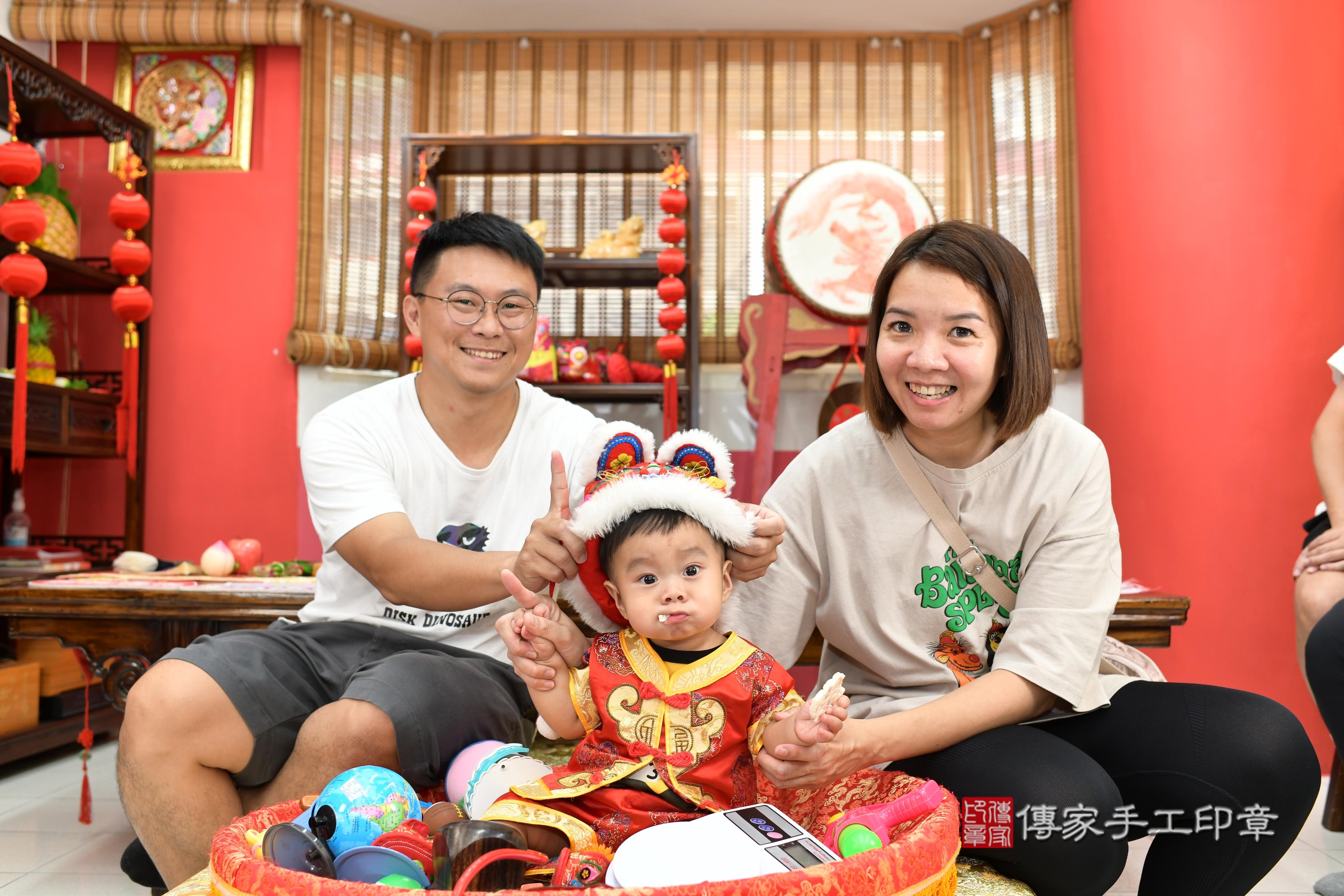 傳家手工印章高雄店、抓周、度脺、美式風會場、傳家嬰兒古禮、吉祥話、抓周道具物品24種、拍照。抓周證書。寶寶抓周、滿周歲、生日快樂、祝福