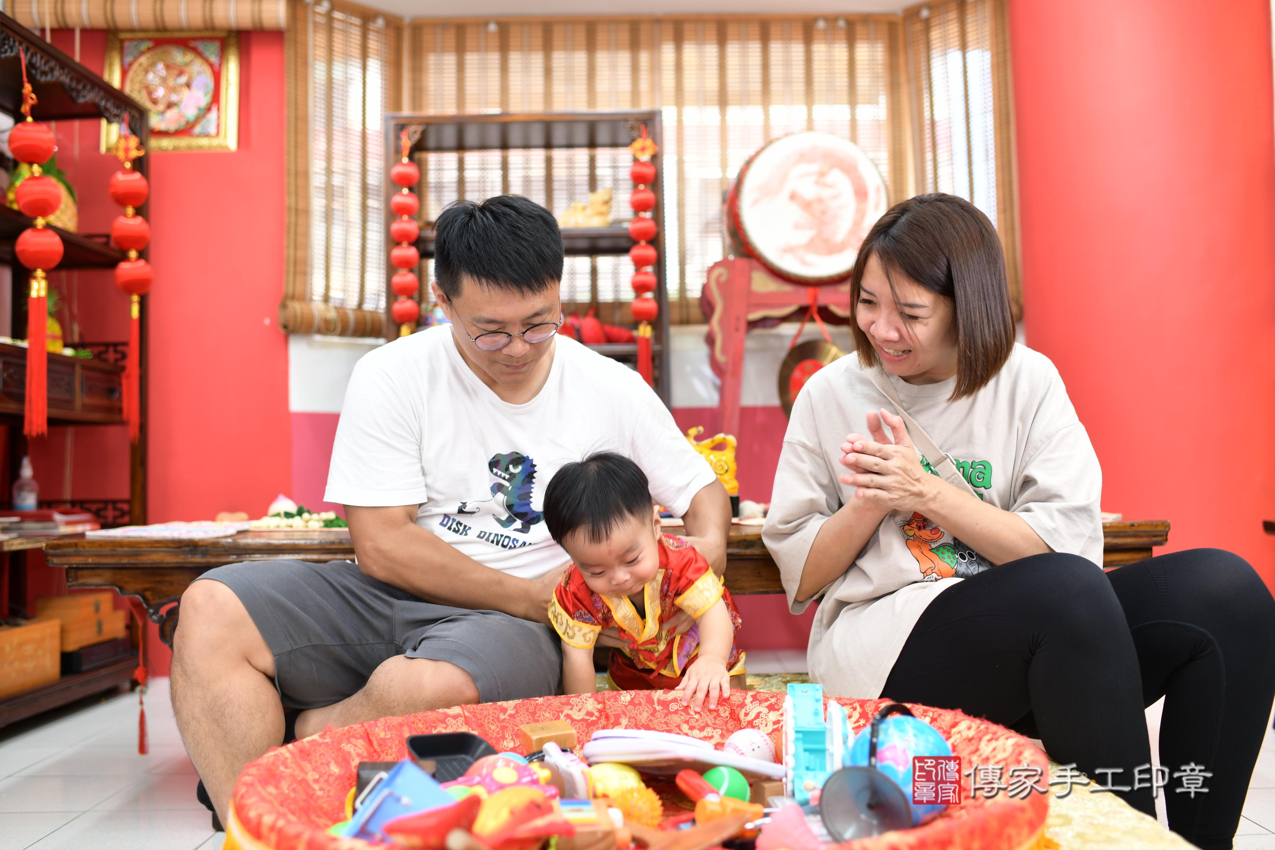 傳家手工印章高雄店、抓周、度脺、美式風會場、傳家嬰兒古禮、吉祥話、抓周道具物品24種、拍照。抓周證書。寶寶抓周、滿周歲、生日快樂、祝福 傳家手工印章高雄店、抓周、度脺、美式風會場、傳家嬰兒古禮、吉祥話、抓周道具物品24種、拍照。抓周證書。寶寶抓周、滿周歲、生日快樂、祝福