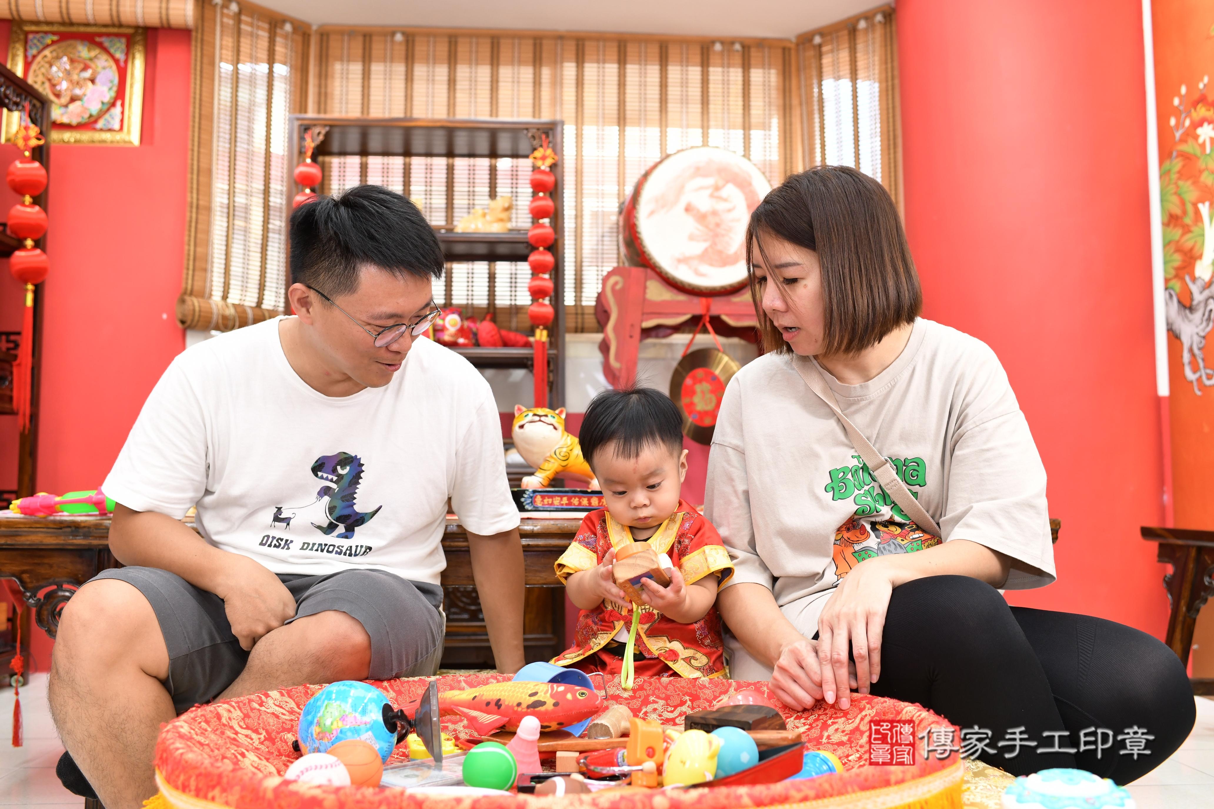 傳家手工印章高雄店、抓周、度脺、美式風會場、傳家嬰兒古禮、吉祥話、抓周道具物品24種、拍照。抓周證書。寶寶抓周、滿周歲、生日快樂、祝福 傳家手工印章高雄店、抓周、度脺、美式風會場、傳家嬰兒古禮、吉祥話、抓周道具物品24種、拍照。抓周證書。寶寶抓周、滿周歲、生日快樂、祝福