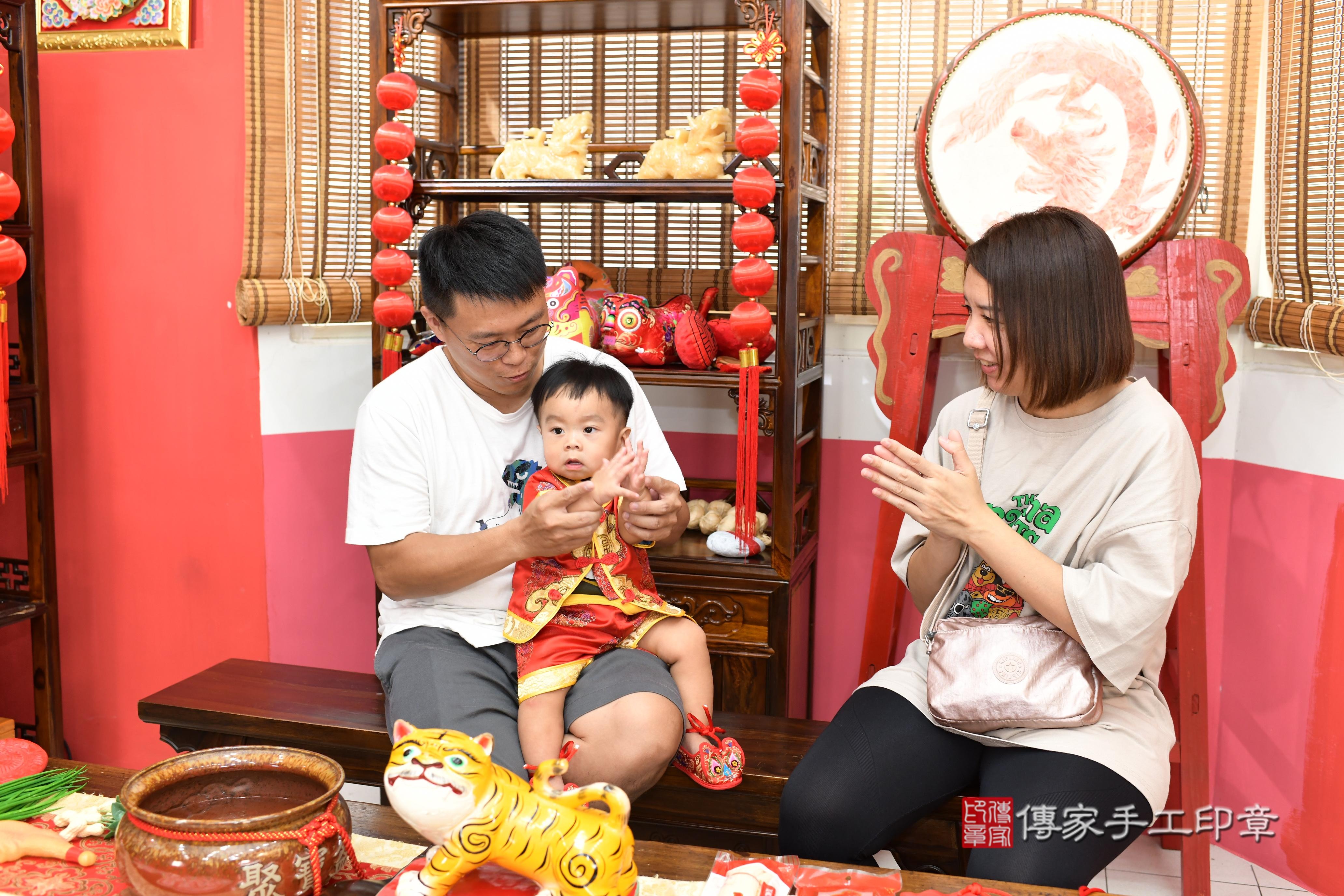 傳家手工印章高雄店、抓周、度脺、美式風會場、傳家嬰兒古禮、吉祥話、抓周道具物品24種、拍照。抓周證書。寶寶抓周、滿周歲、生日快樂、祝福 傳家手工印章高雄店、抓周、度脺、美式風會場、傳家嬰兒古禮、吉祥話、抓周道具物品24種、拍照。抓周證書。寶寶抓周、滿周歲、生日快樂、祝福