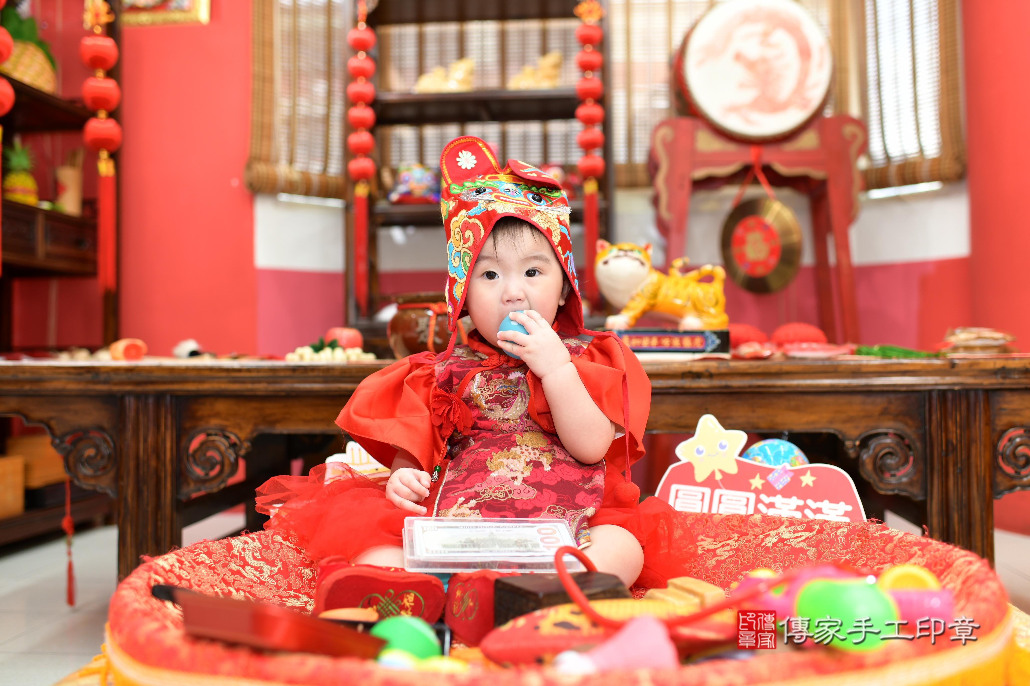 傳家手工印章高雄店、抓周、度脺、美式風會場、傳家嬰兒古禮、吉祥話、抓周道具物品24種、拍照。抓周證書。寶寶抓周、滿周歲、生日快樂、祝福