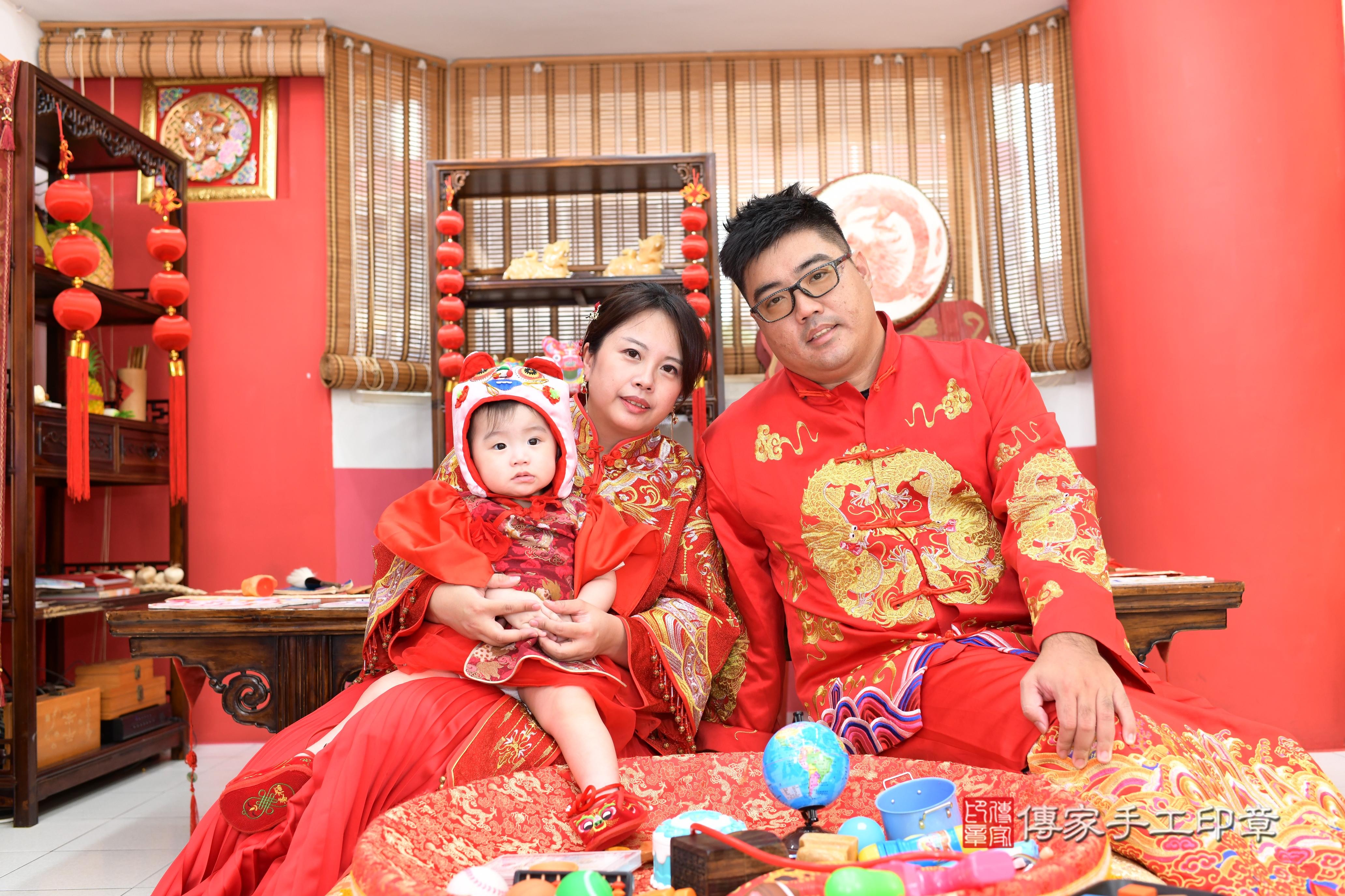 傳家手工印章高雄店、抓周、度脺、美式風會場、傳家嬰兒古禮、吉祥話、抓周道具物品24種、拍照。抓周證書。寶寶抓周、滿周歲、生日快樂、祝福
