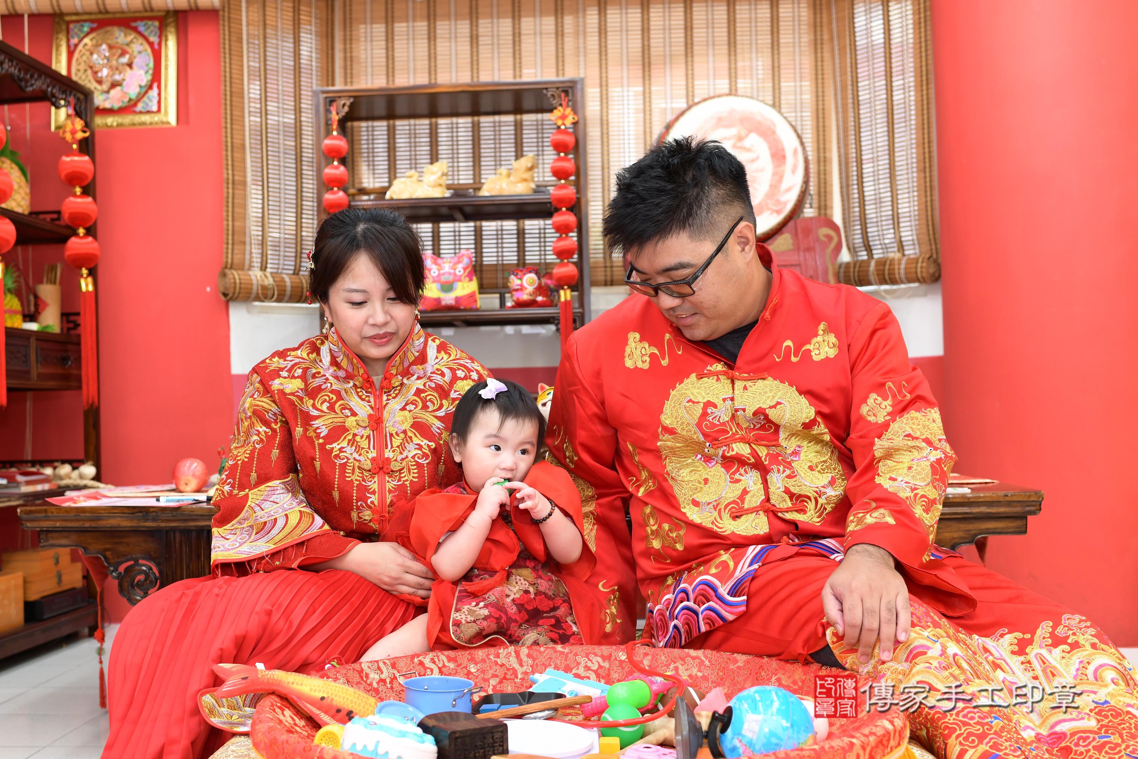 傳家手工印章高雄店、抓周、度脺、美式風會場、傳家嬰兒古禮、吉祥話、抓周道具物品24種、拍照。抓周證書。寶寶抓周、滿周歲、生日快樂、祝福