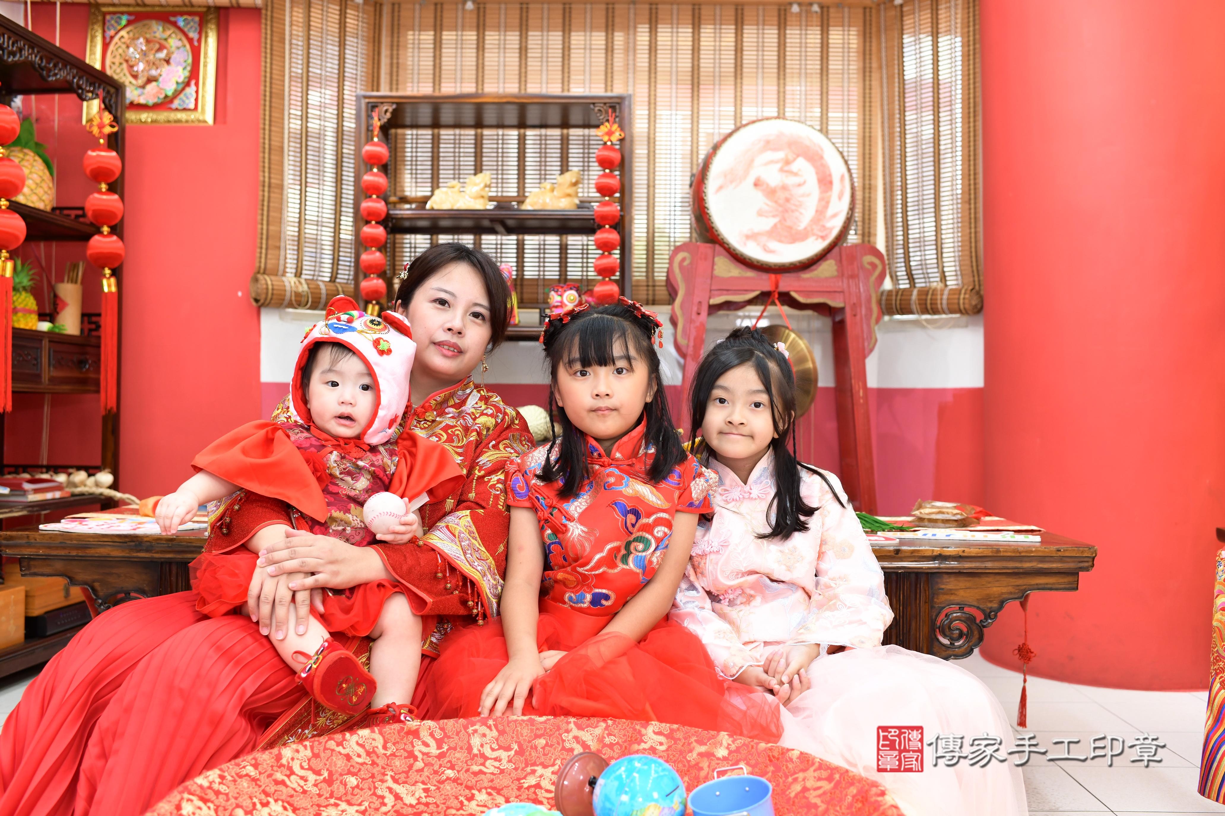 傳家手工印章高雄店、抓周、度脺、美式風會場、傳家嬰兒古禮、吉祥話、抓周道具物品24種、拍照。抓周證書。寶寶抓周、滿周歲、生日快樂、祝福