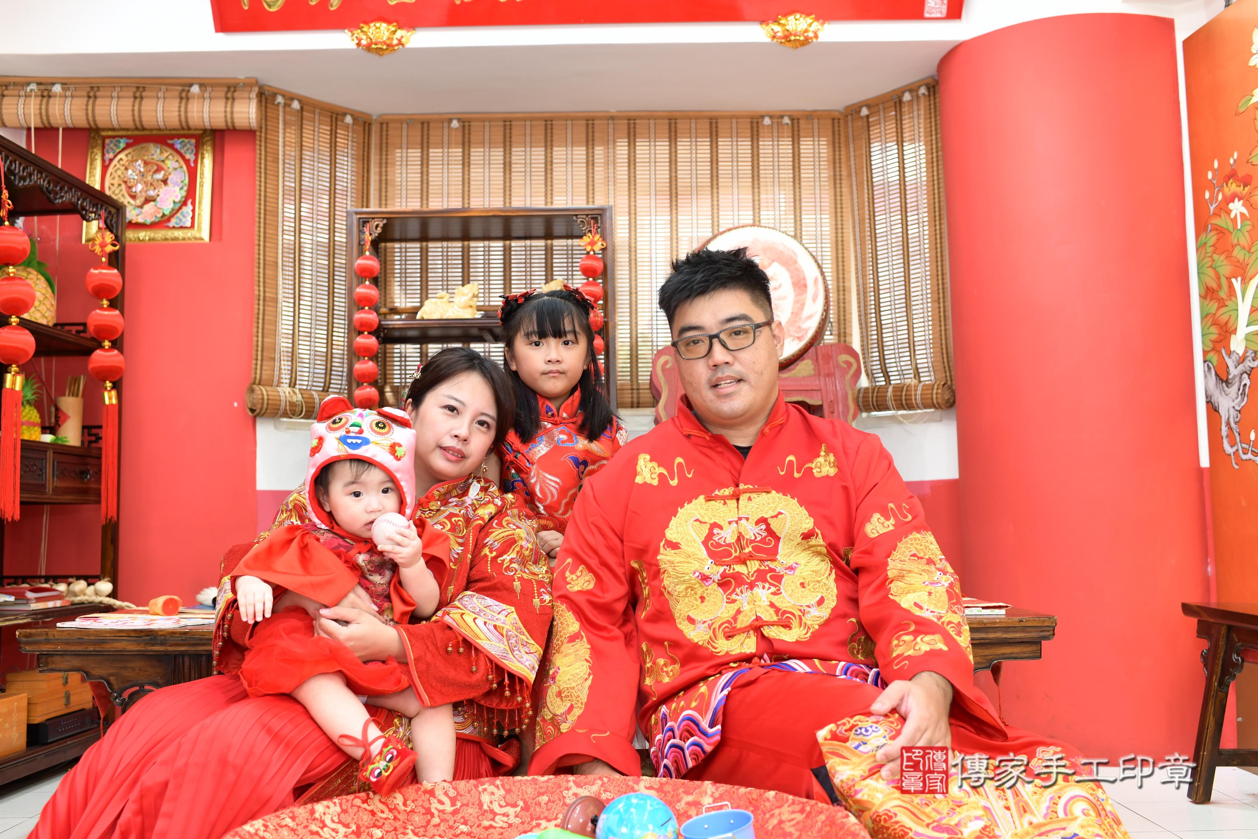 傳家手工印章高雄店、抓周、度脺、美式風會場、傳家嬰兒古禮、吉祥話、抓周道具物品24種、拍照。抓周證書。寶寶抓周、滿周歲、生日快樂、祝福