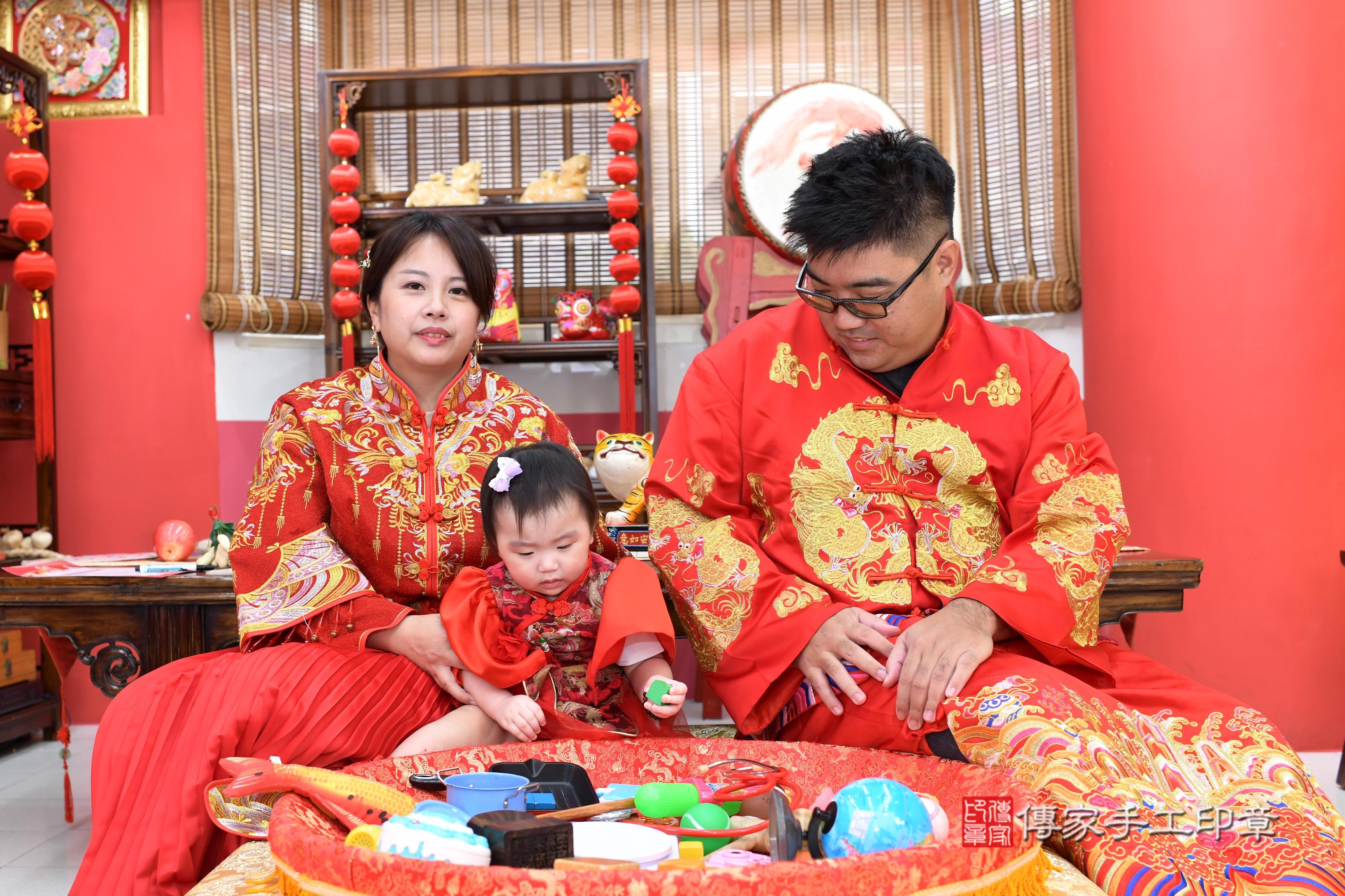 傳家手工印章高雄店、抓周、度脺、美式風會場、傳家嬰兒古禮、吉祥話、抓周道具物品24種、拍照。抓周證書。寶寶抓周、滿周歲、生日快樂、祝福