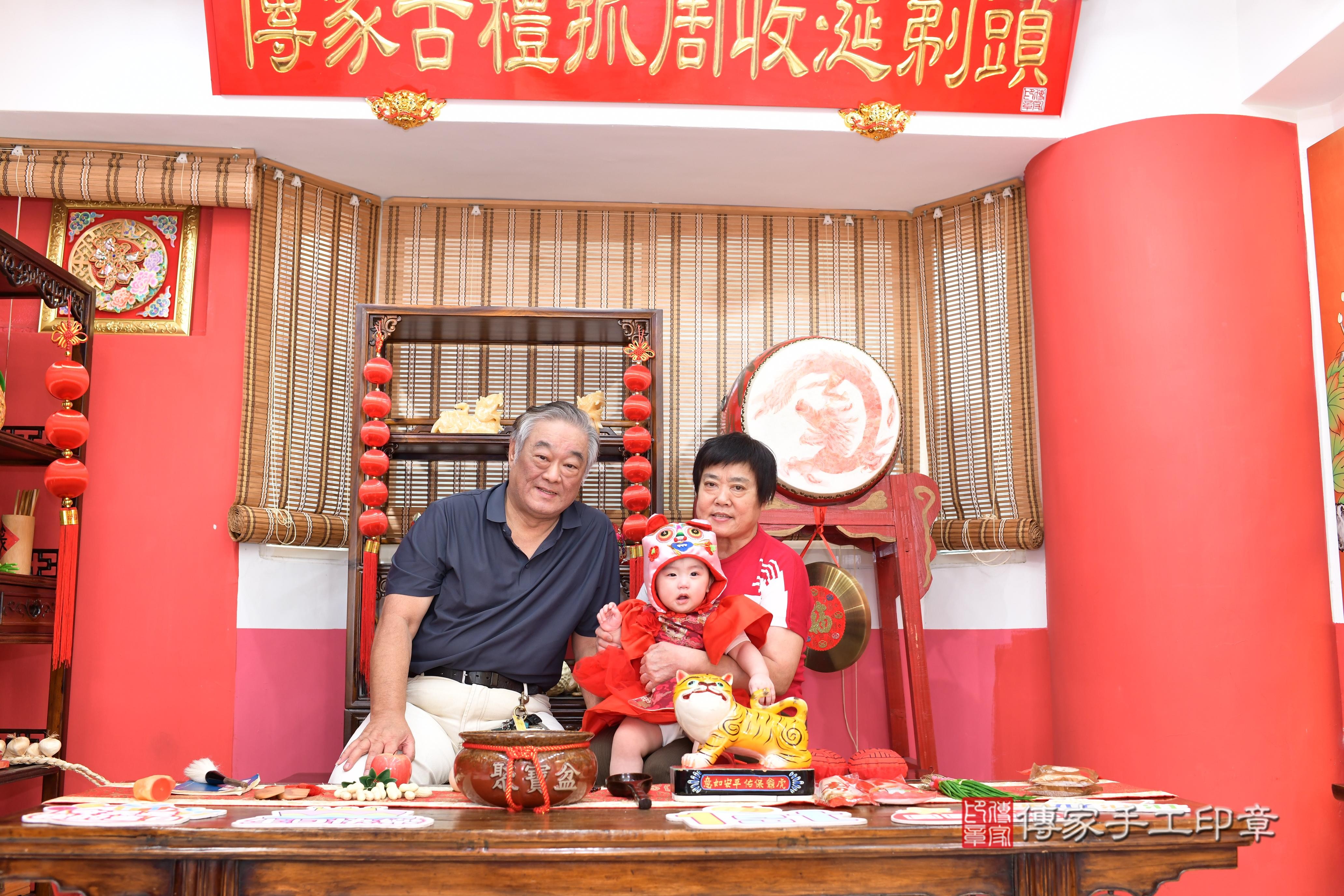 傳家手工印章高雄店、抓周、度脺、美式風會場、傳家嬰兒古禮、吉祥話、抓周道具物品24種、拍照。抓周證書。寶寶抓周、滿周歲、生日快樂、祝福