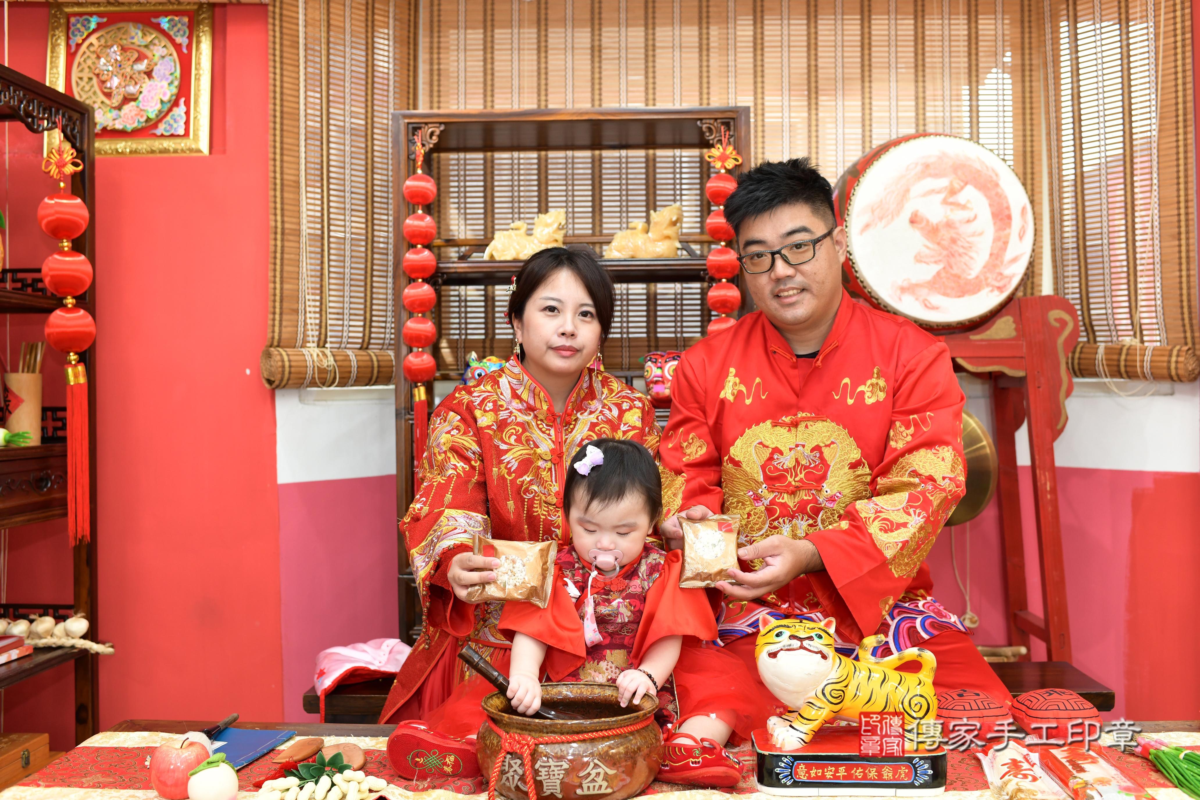 傳家手工印章高雄店、抓周、度脺、美式風會場、傳家嬰兒古禮、吉祥話、抓周道具物品24種、拍照。抓周證書。寶寶抓周、滿周歲、生日快樂、祝福