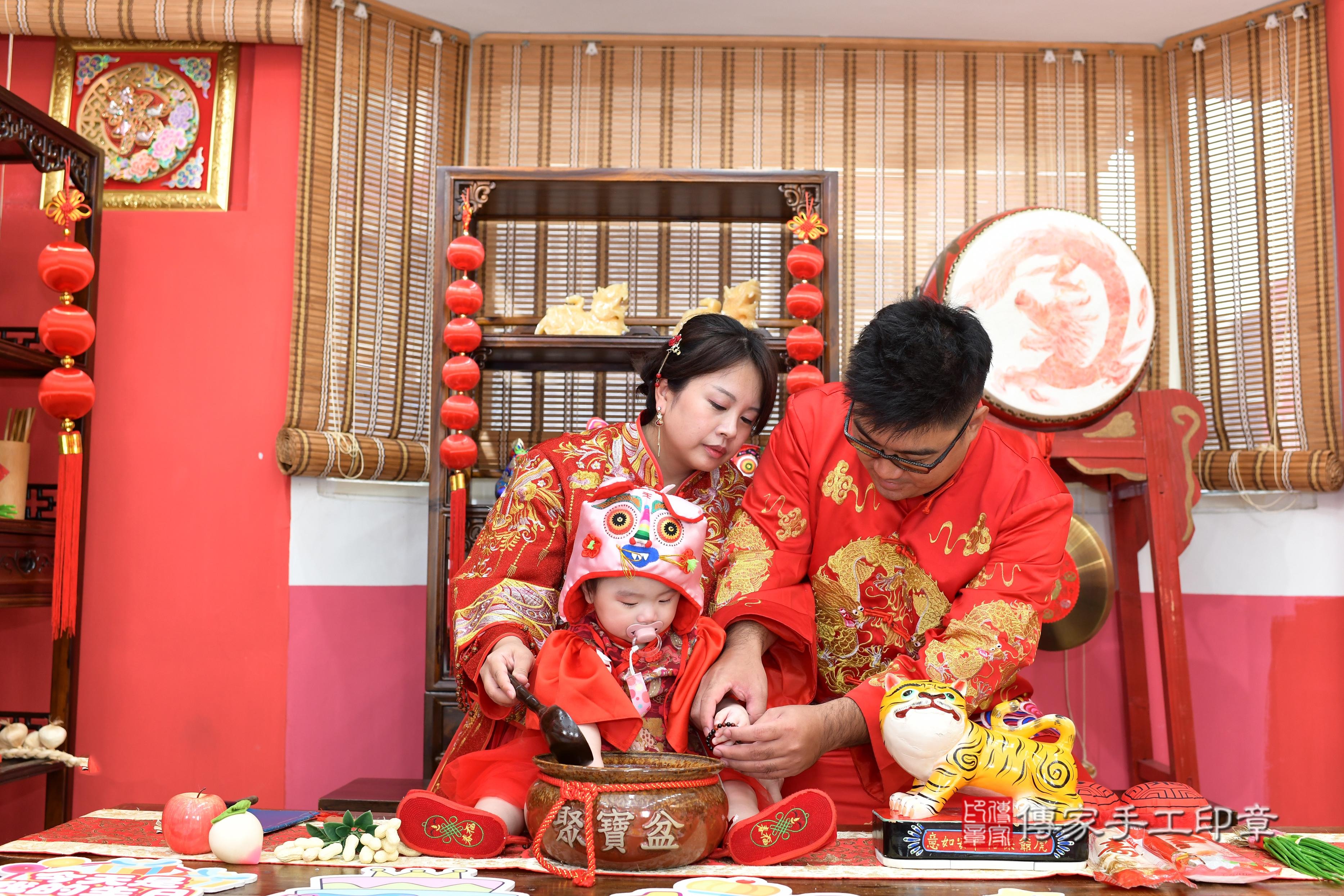 傳家手工印章高雄店、抓周、度脺、美式風會場、傳家嬰兒古禮、吉祥話、抓周道具物品24種、拍照。抓周證書。寶寶抓周、滿周歲、生日快樂、祝福