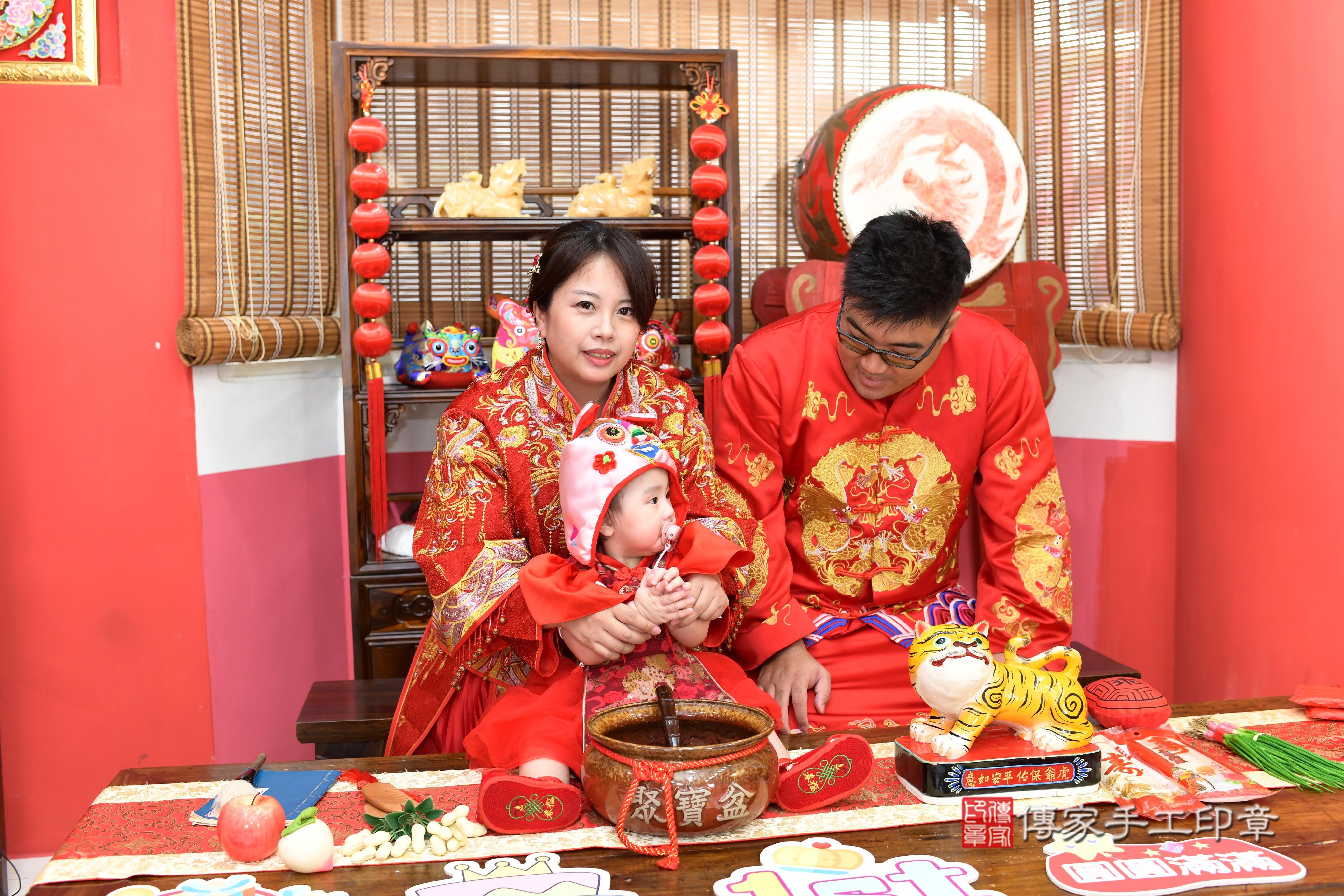 傳家手工印章高雄店、抓周、度脺、美式風會場、傳家嬰兒古禮、吉祥話、抓周道具物品24種、拍照。抓周證書。寶寶抓周、滿周歲、生日快樂、祝福