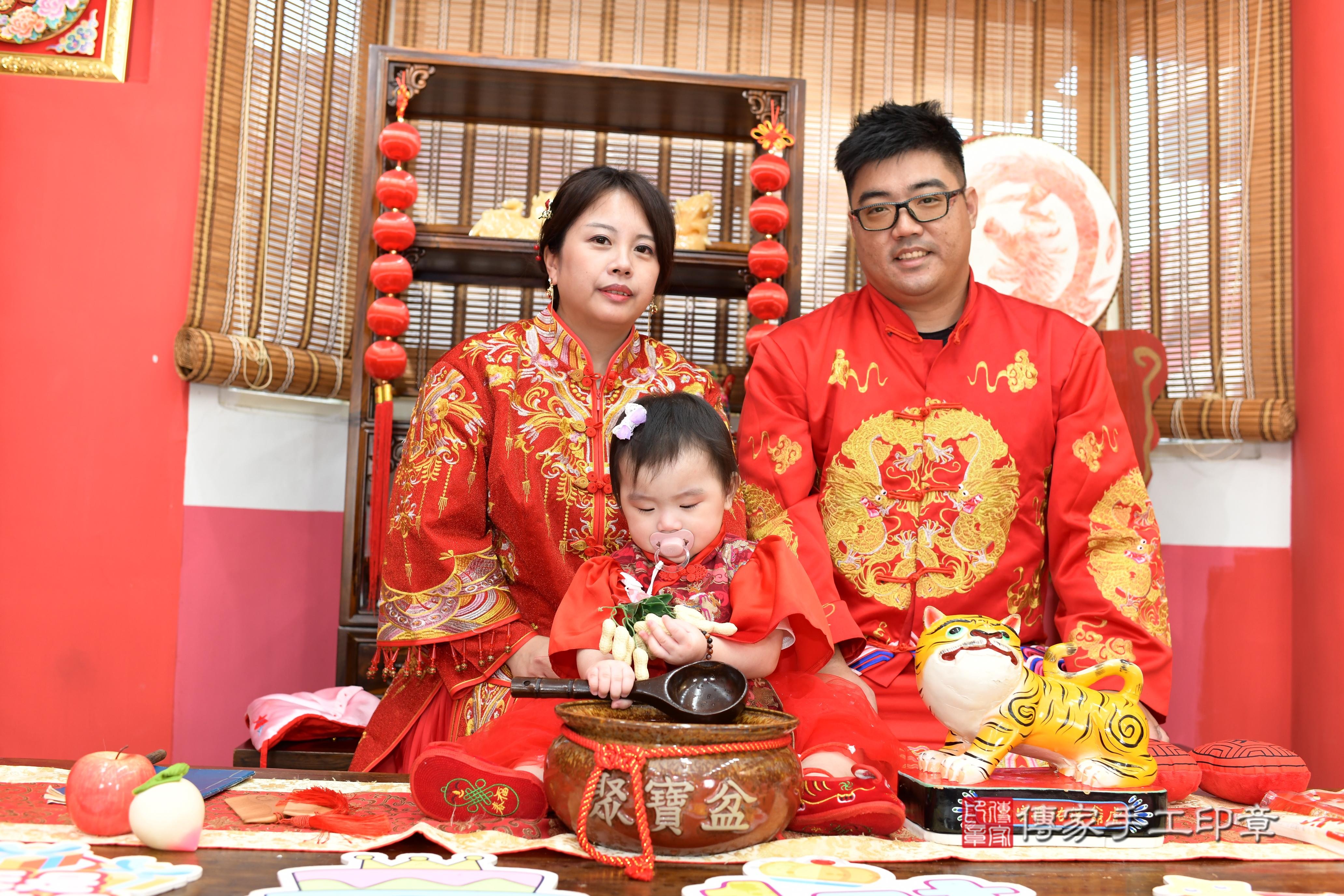 傳家手工印章高雄店、抓周、度脺、美式風會場、傳家嬰兒古禮、吉祥話、抓周道具物品24種、拍照。抓周證書。寶寶抓周、滿周歲、生日快樂、祝福