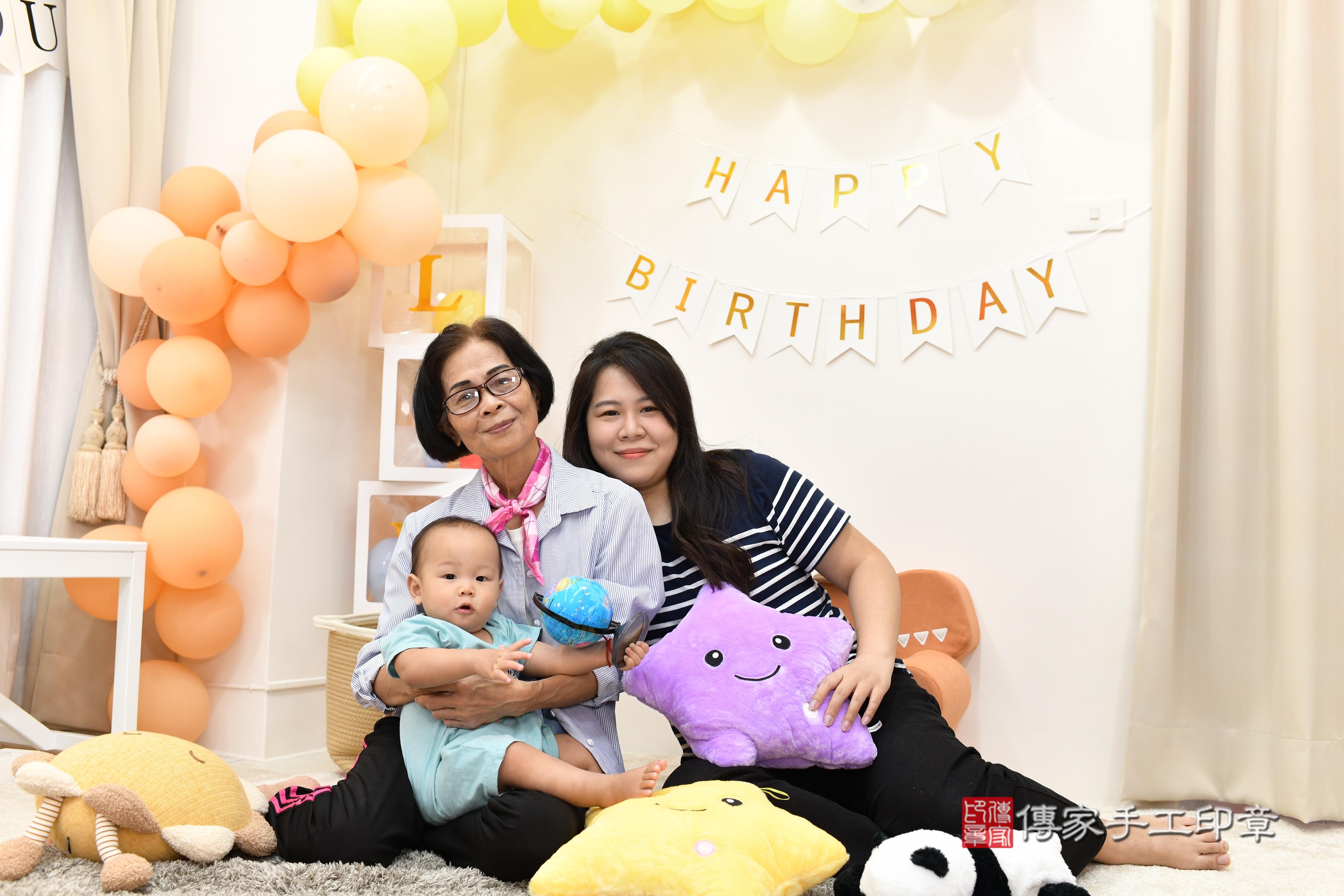 傳家手工印章高雄店、抓周、度脺、美式風會場、傳家嬰兒古禮、吉祥話、抓周道具物品24種、拍照。抓周證書。寶寶抓周、滿周歲、生日快樂、祝福 傳家手工印章高雄店、抓周、度脺、美式風會場、傳家嬰兒古禮、吉祥話、抓周道具物品24種、拍照。抓周證書。寶寶抓周、滿周歲、生日快樂、祝福