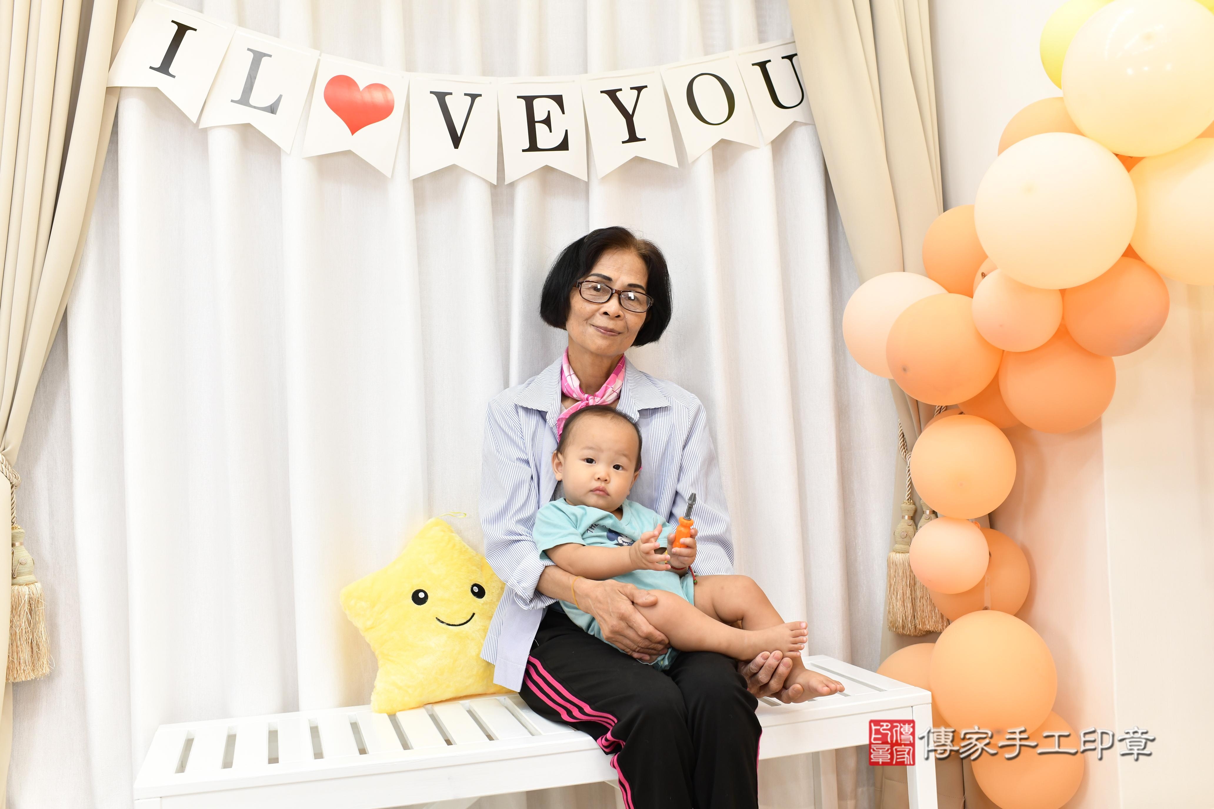 傳家手工印章高雄店、抓周、度脺、美式風會場、傳家嬰兒古禮、吉祥話、抓周道具物品24種、拍照。抓周證書。寶寶抓周、滿周歲、生日快樂、祝福 傳家手工印章高雄店、抓周、度脺、美式風會場、傳家嬰兒古禮、吉祥話、抓周道具物品24種、拍照。抓周證書。寶寶抓周、滿周歲、生日快樂、祝福