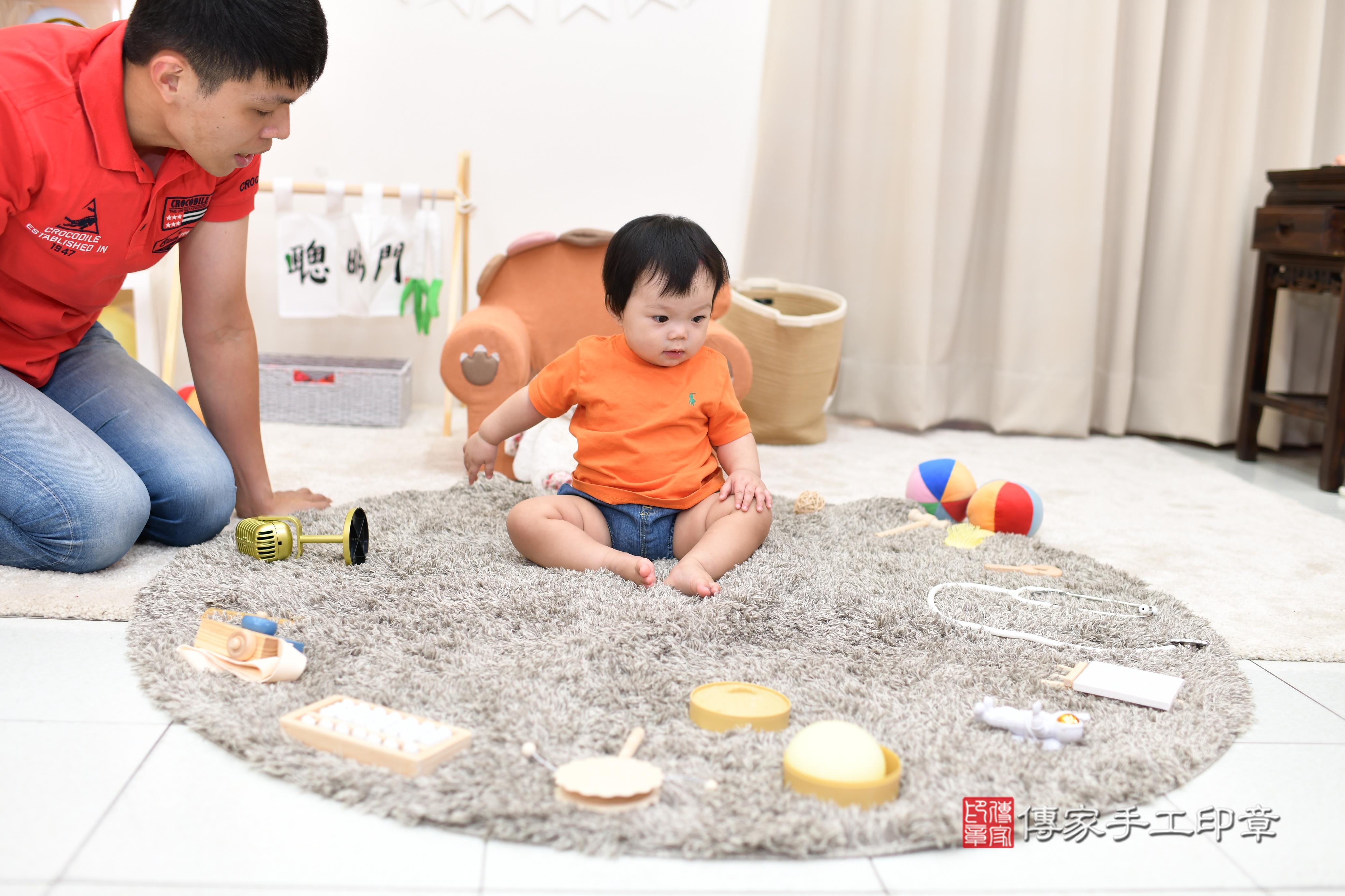 傳家手工印章高雄店、抓周、度脺、美式風會場、傳家嬰兒古禮、吉祥話、抓周道具物品24種、拍照。抓周證書。寶寶抓周、滿周歲、生日快樂、祝福