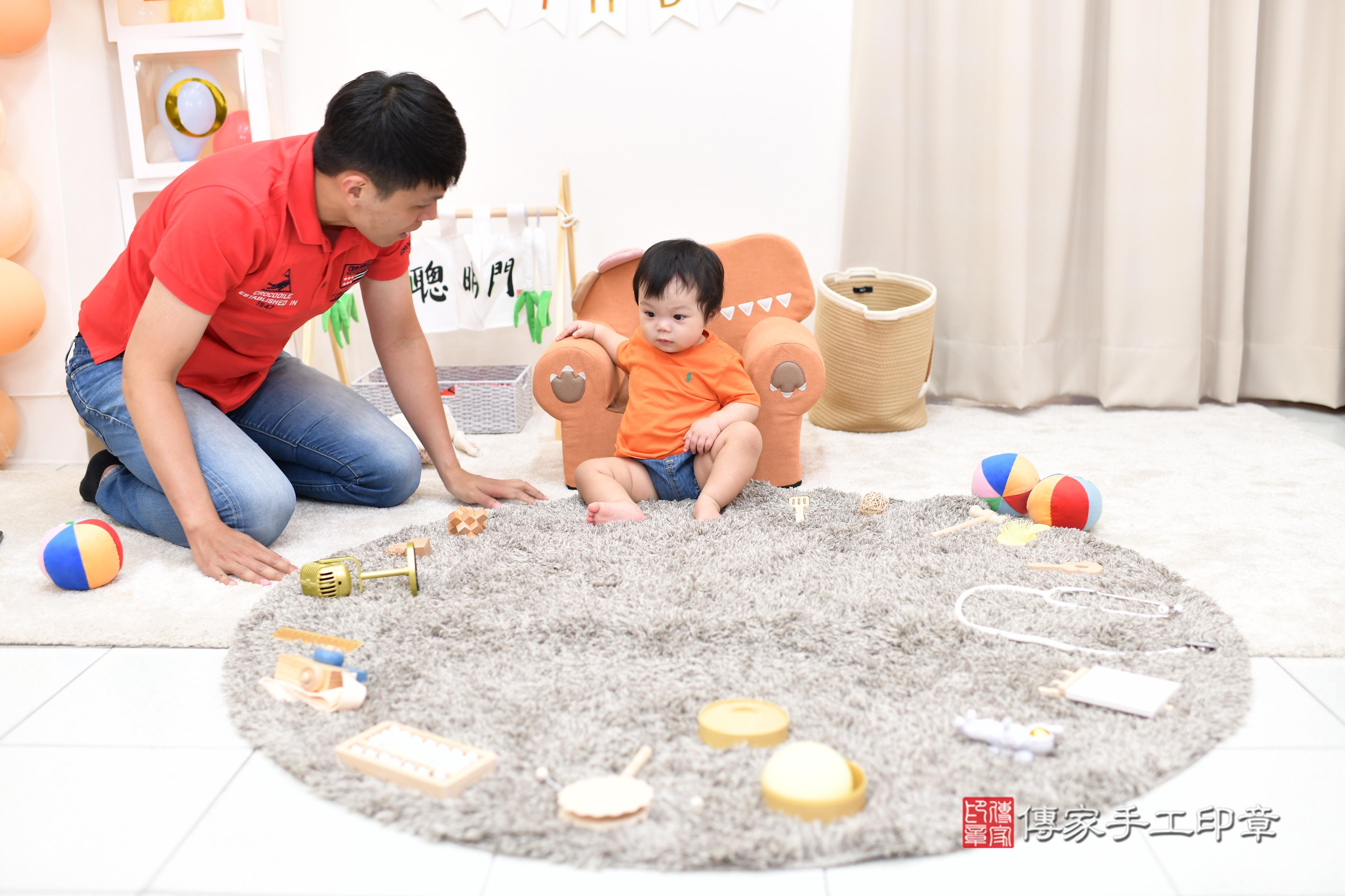 傳家手工印章高雄店、抓周、度脺、美式風會場、傳家嬰兒古禮、吉祥話、抓周道具物品24種、拍照。抓周證書。寶寶抓周、滿周歲、生日快樂、祝福