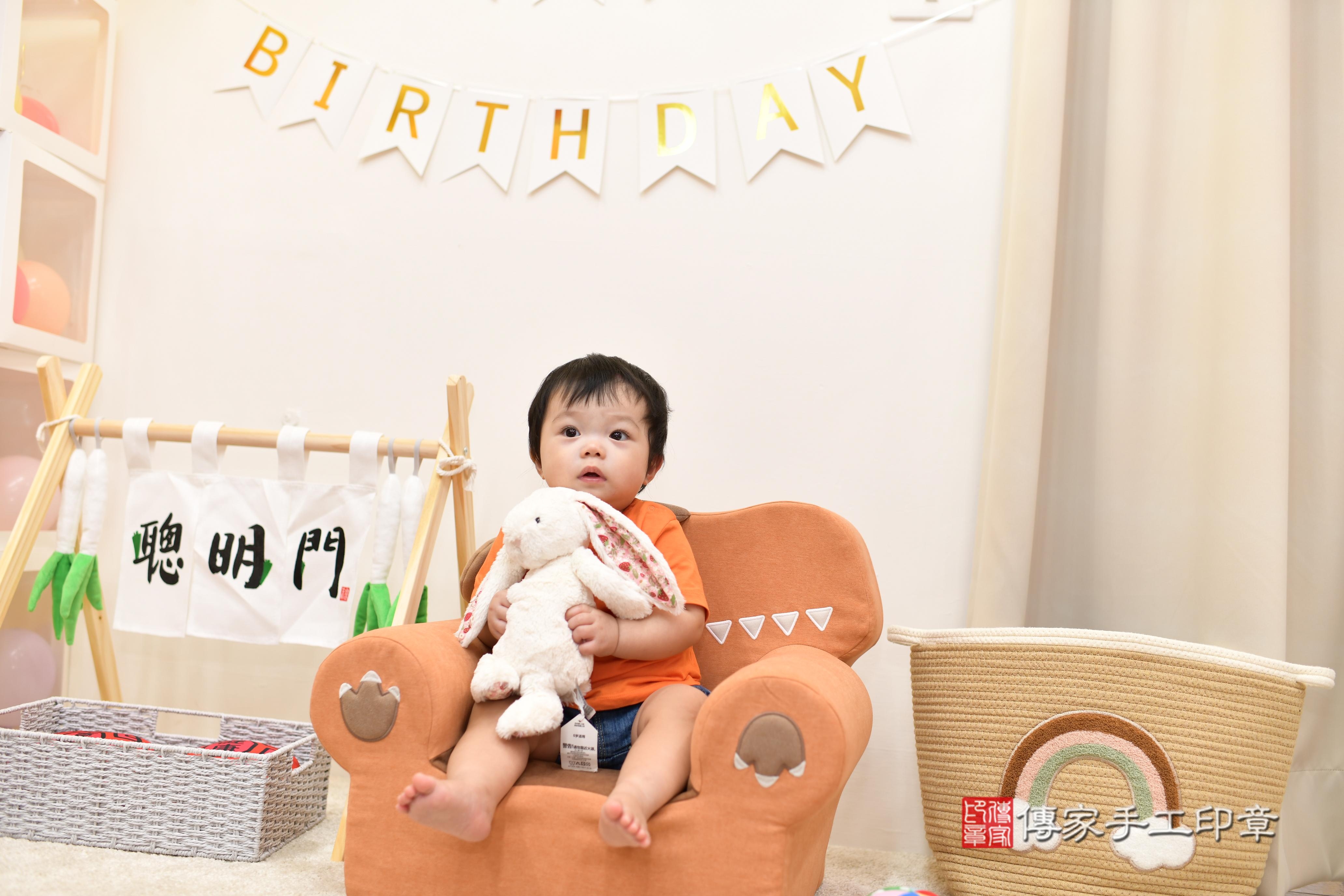 傳家手工印章高雄店、抓周、度脺、美式風會場、傳家嬰兒古禮、吉祥話、抓周道具物品24種、拍照。抓周證書。寶寶抓周、滿周歲、生日快樂、祝福
