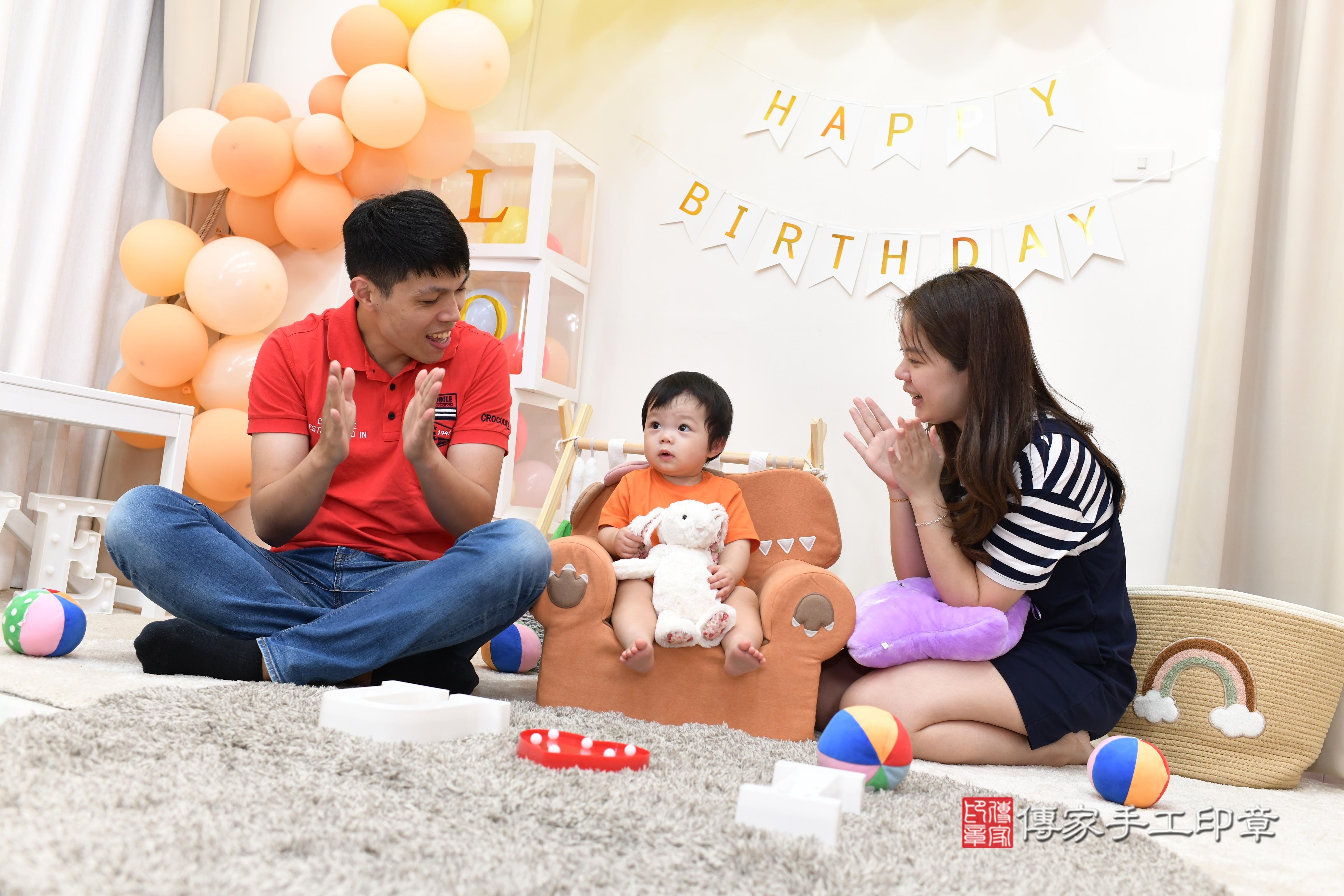 傳家手工印章高雄店、抓周、度脺、美式風會場、傳家嬰兒古禮、吉祥話、抓周道具物品24種、拍照。抓周證書。寶寶抓周、滿周歲、生日快樂、祝福