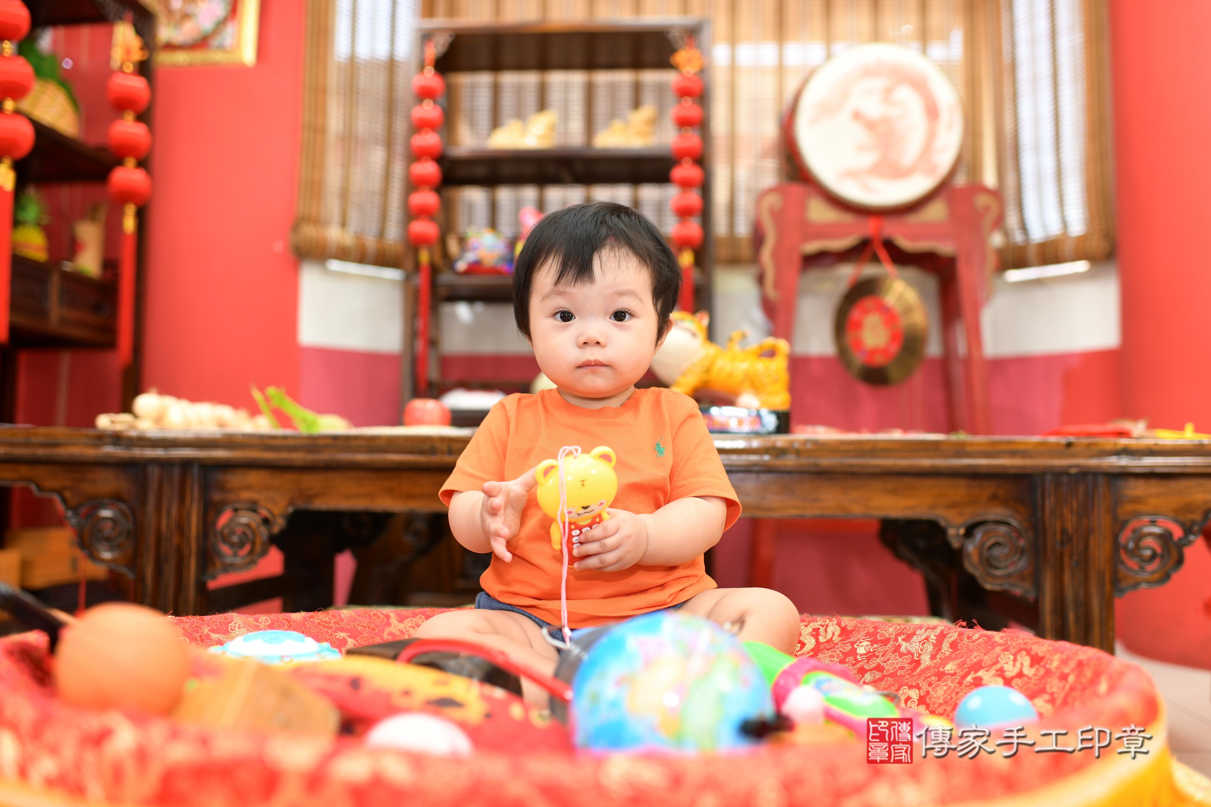 傳家手工印章高雄店、抓周、度脺、美式風會場、傳家嬰兒古禮、吉祥話、抓周道具物品24種、拍照。抓周證書。寶寶抓周、滿周歲、生日快樂、祝福
