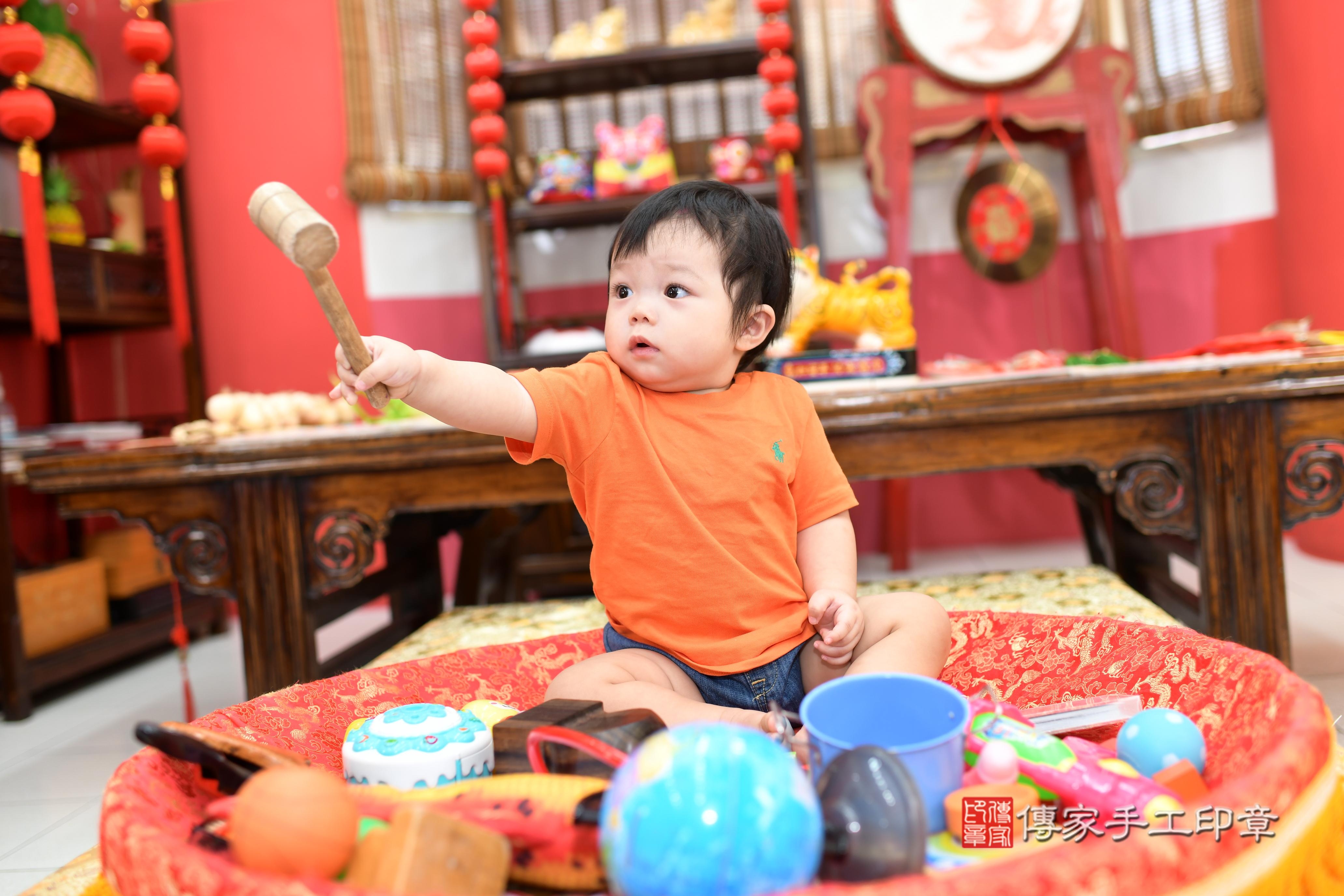 傳家手工印章高雄店、抓周、度脺、美式風會場、傳家嬰兒古禮、吉祥話、抓周道具物品24種、拍照。抓周證書。寶寶抓周、滿周歲、生日快樂、祝福