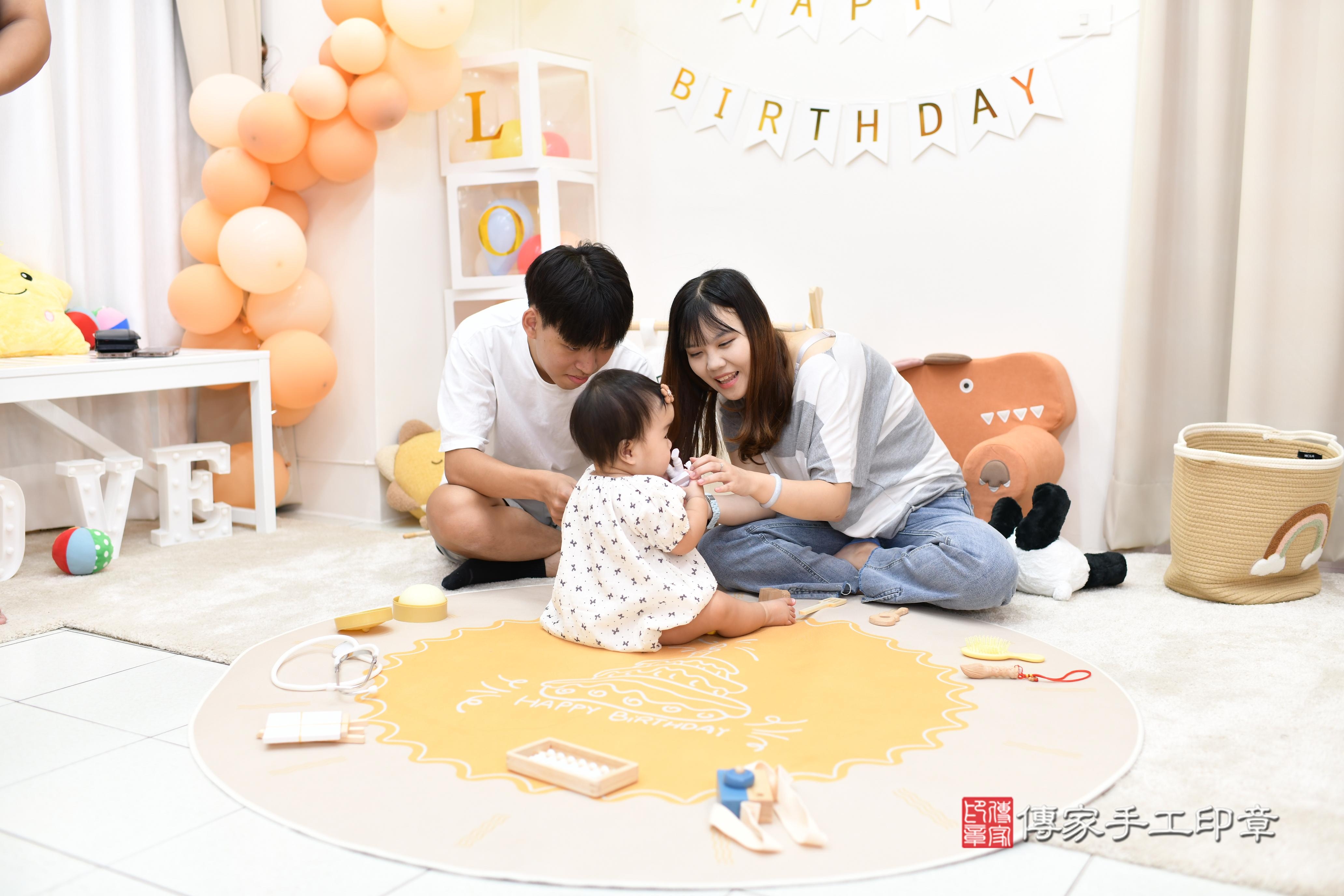 傳家手工印章高雄店、抓周、度脺、美式風會場、傳家嬰兒古禮、吉祥話、抓周道具物品24種、拍照。抓周證書。寶寶抓周、滿周歲、生日快樂、祝福