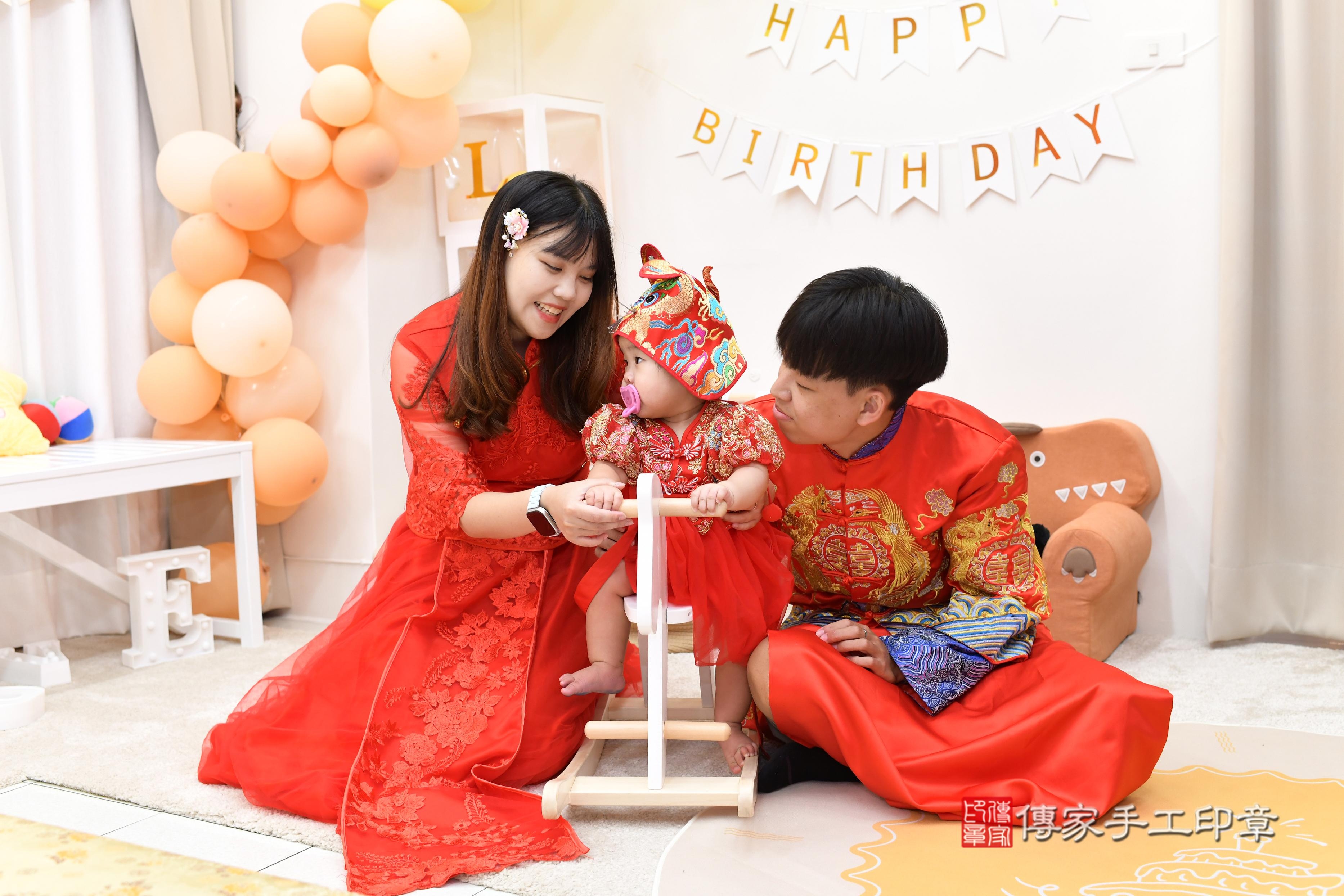 傳家手工印章高雄店、抓周、度脺、美式風會場、傳家嬰兒古禮、吉祥話、抓周道具物品24種、拍照。抓周證書。寶寶抓周、滿周歲、生日快樂、祝福