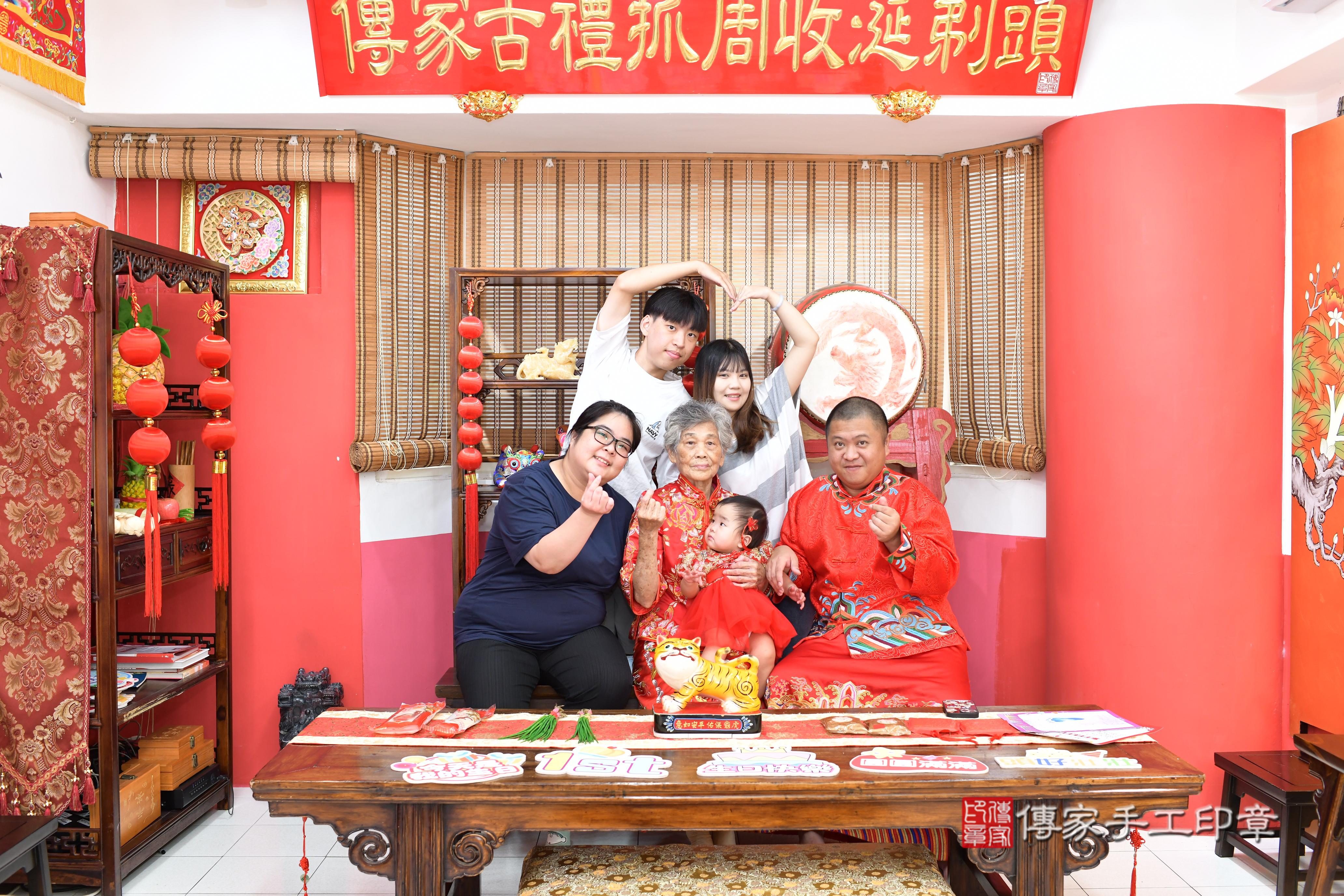 傳家手工印章高雄店、抓周、度脺、美式風會場、傳家嬰兒古禮、吉祥話、抓周道具物品24種、拍照。抓周證書。寶寶抓周、滿周歲、生日快樂、祝福