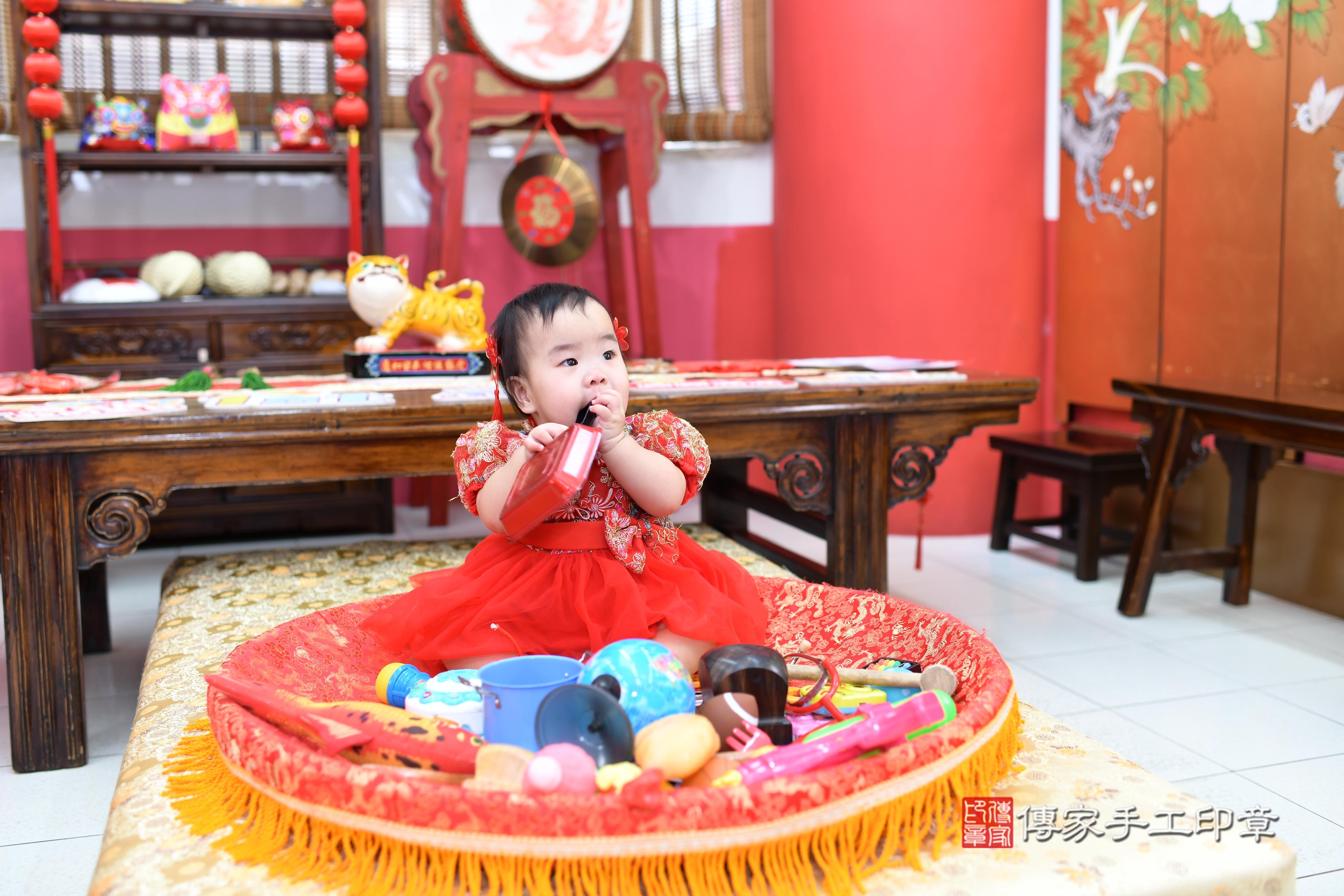 傳家手工印章高雄店、抓周、度脺、美式風會場、傳家嬰兒古禮、吉祥話、抓周道具物品24種、拍照。抓周證書。寶寶抓周、滿周歲、生日快樂、祝福