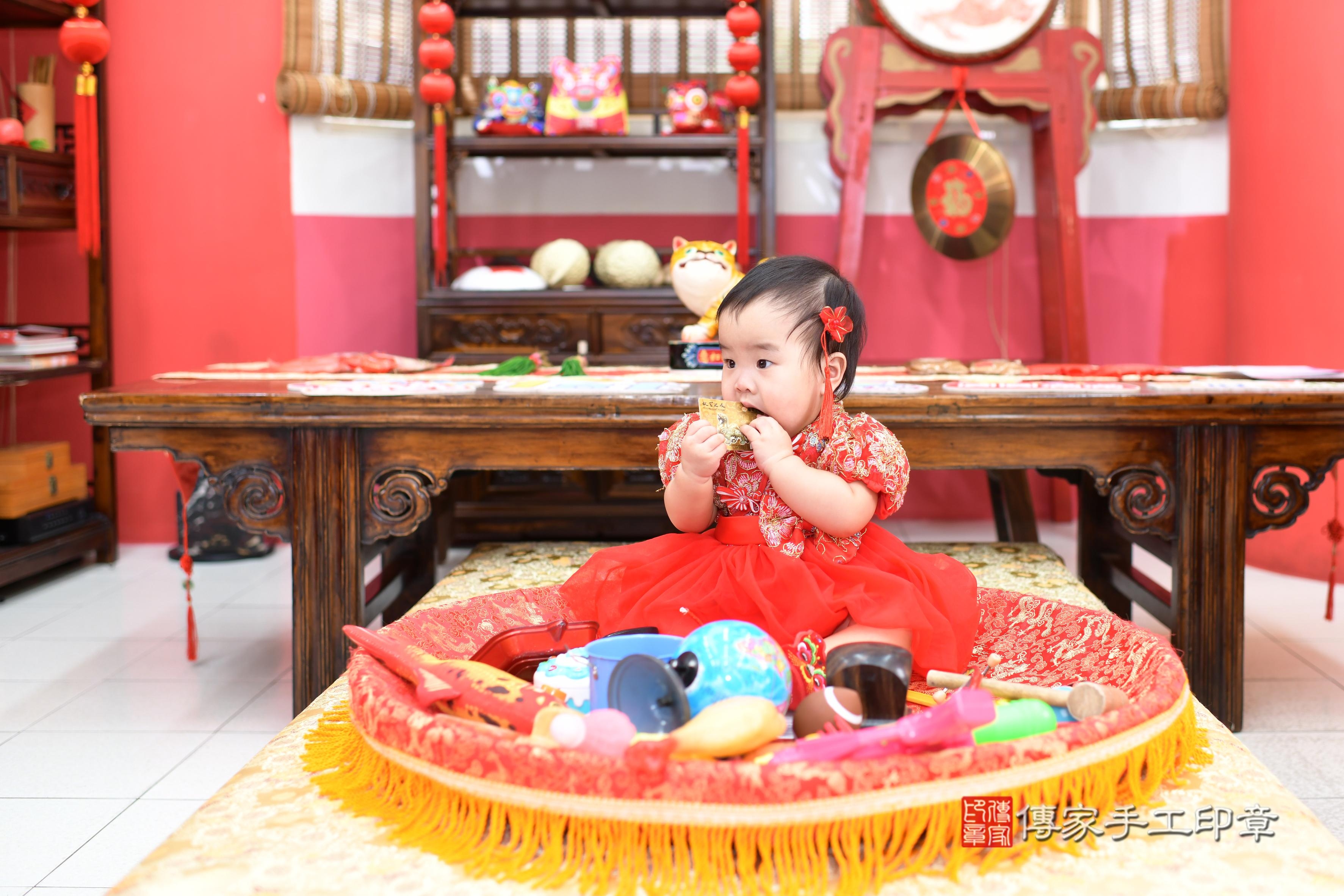傳家手工印章高雄店、抓周、度脺、美式風會場、傳家嬰兒古禮、吉祥話、抓周道具物品24種、拍照。抓周證書。寶寶抓周、滿周歲、生日快樂、祝福