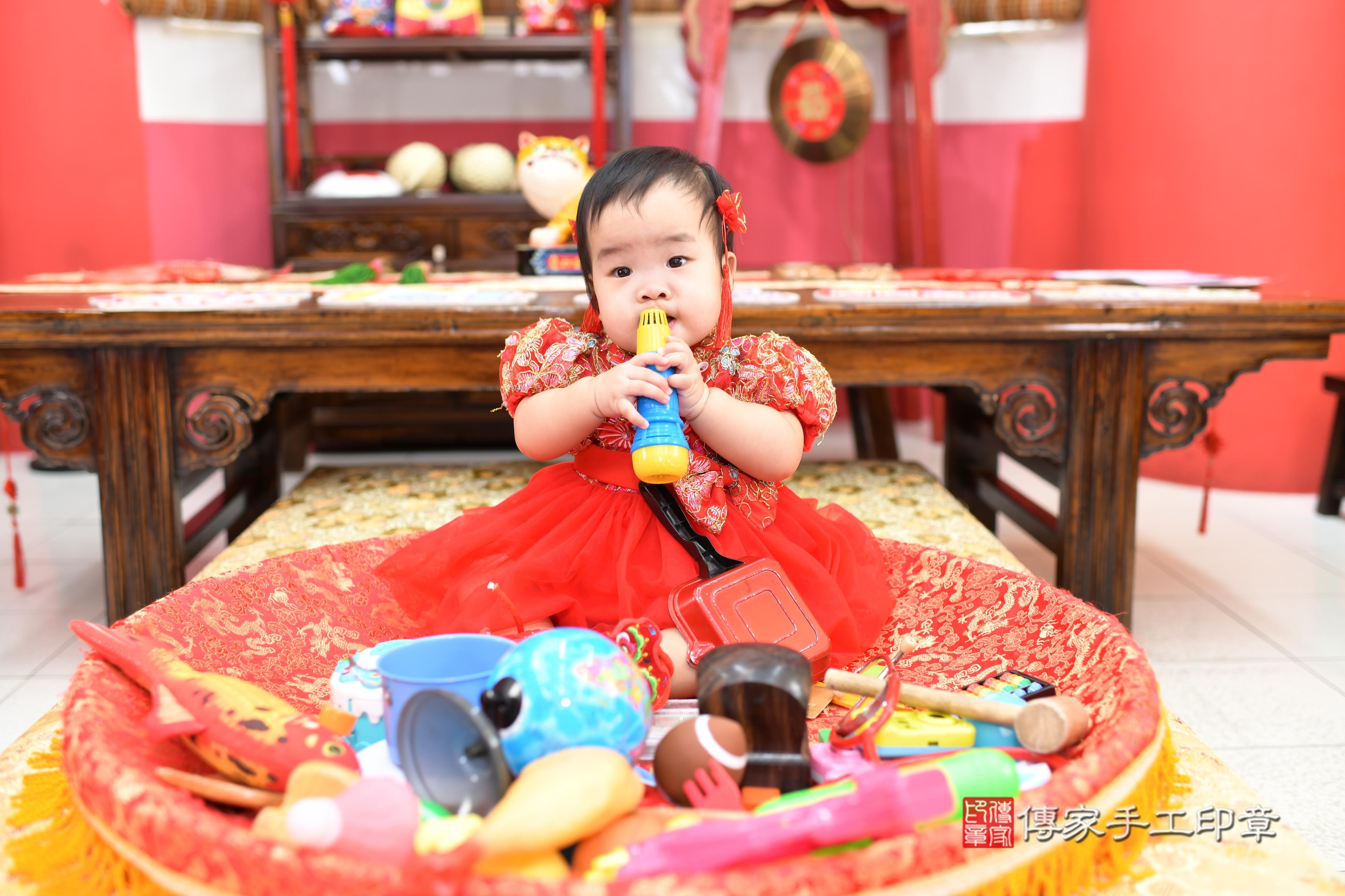 傳家手工印章高雄店、抓周、度脺、美式風會場、傳家嬰兒古禮、吉祥話、抓周道具物品24種、拍照。抓周證書。寶寶抓周、滿周歲、生日快樂、祝福
