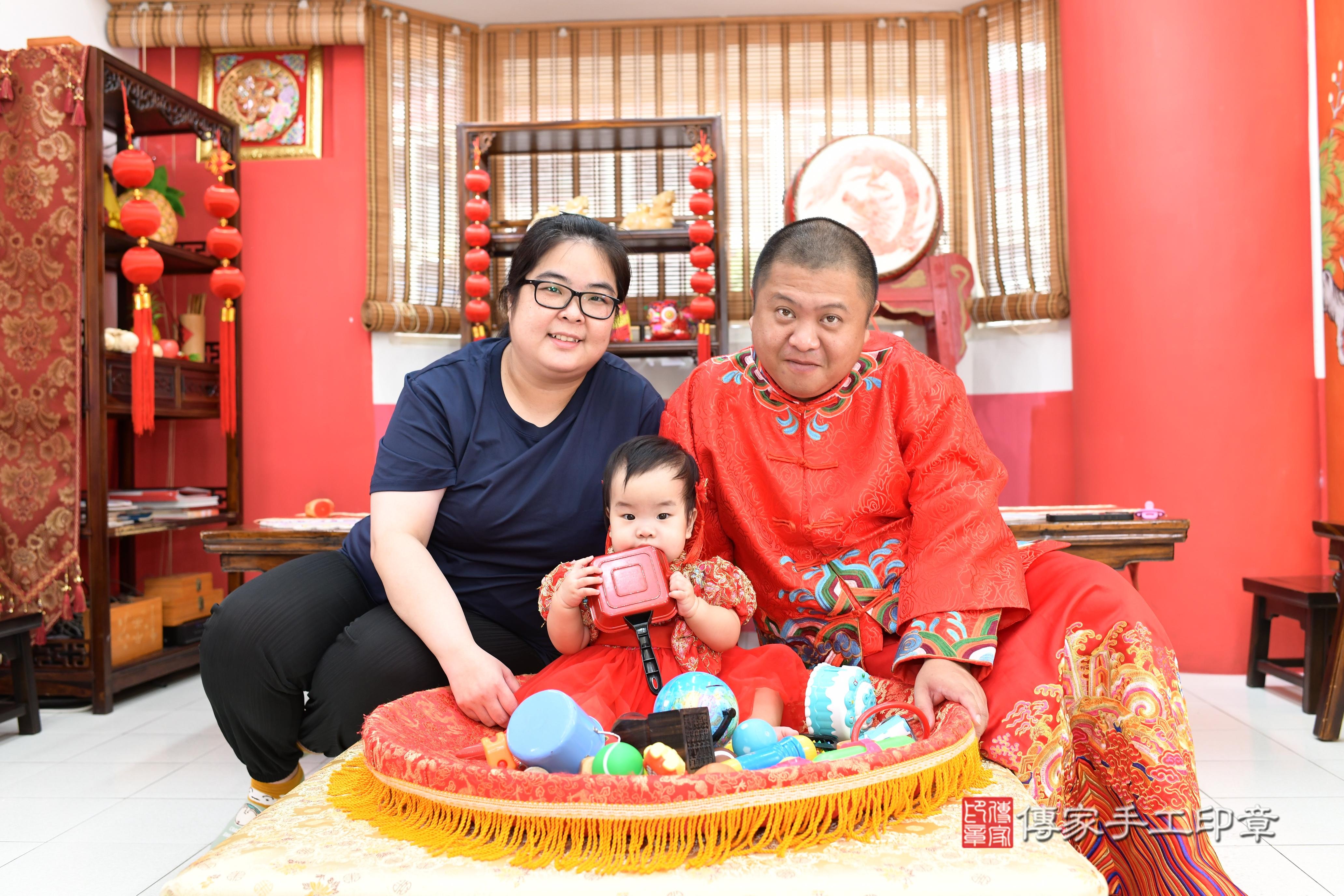 傳家手工印章高雄店、抓周、度脺、美式風會場、傳家嬰兒古禮、吉祥話、抓周道具物品24種、拍照。抓周證書。寶寶抓周、滿周歲、生日快樂、祝福