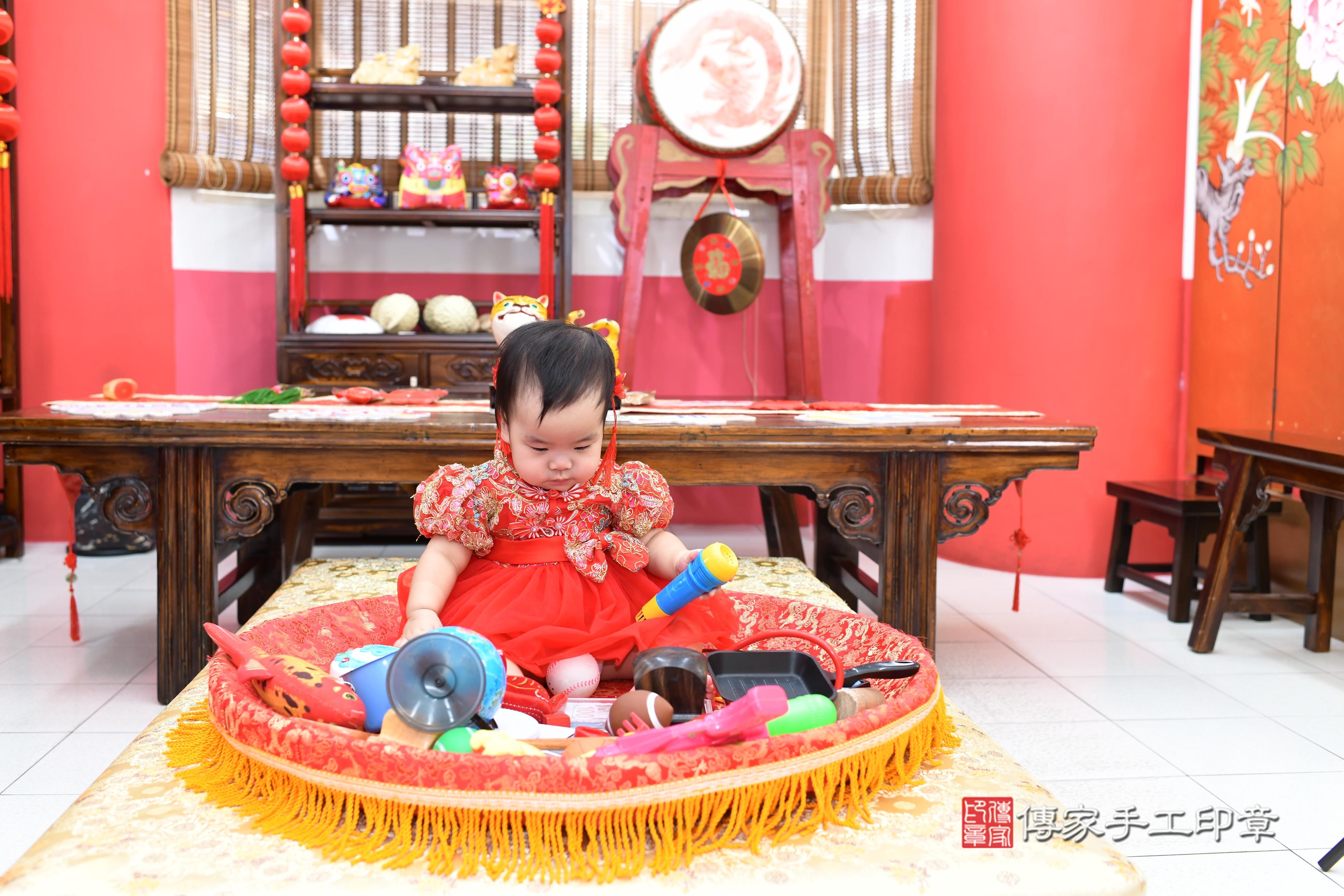 傳家手工印章高雄店、抓周、度脺、美式風會場、傳家嬰兒古禮、吉祥話、抓周道具物品24種、拍照。抓周證書。寶寶抓周、滿周歲、生日快樂、祝福