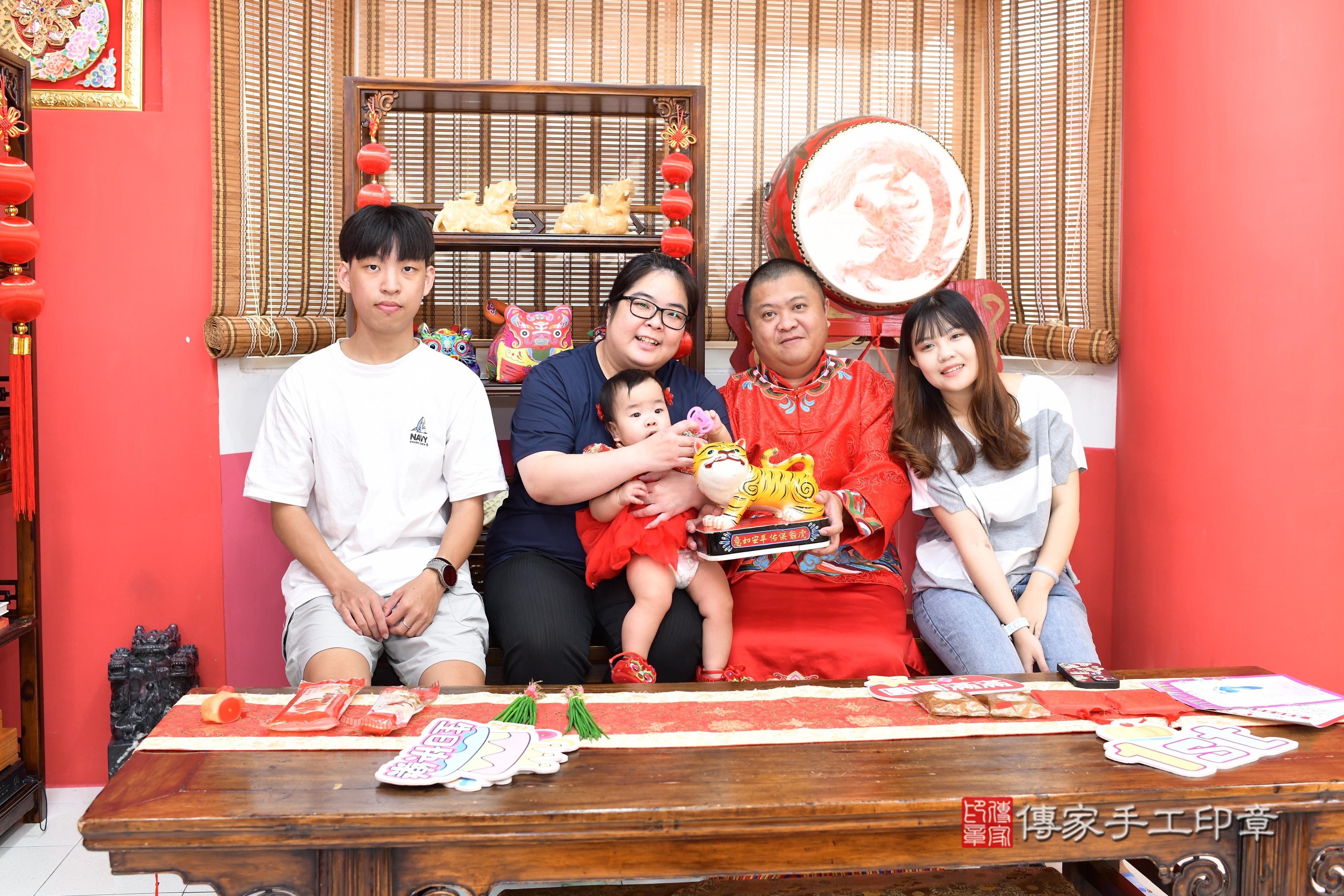 傳家手工印章高雄店、抓周、度脺、美式風會場、傳家嬰兒古禮、吉祥話、抓周道具物品24種、拍照。抓周證書。寶寶抓周、滿周歲、生日快樂、祝福