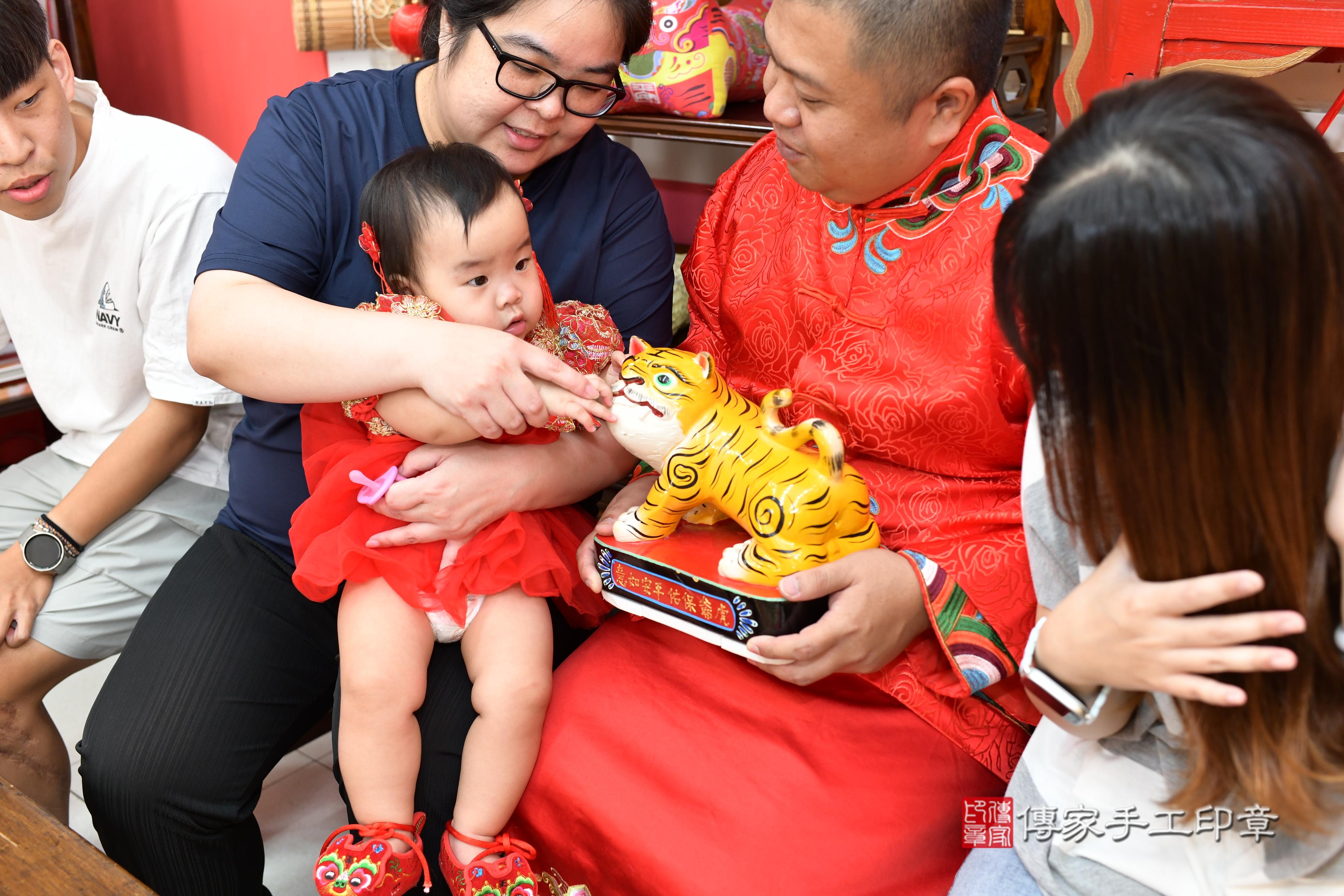 傳家手工印章高雄店、抓周、度脺、美式風會場、傳家嬰兒古禮、吉祥話、抓周道具物品24種、拍照。抓周證書。寶寶抓周、滿周歲、生日快樂、祝福