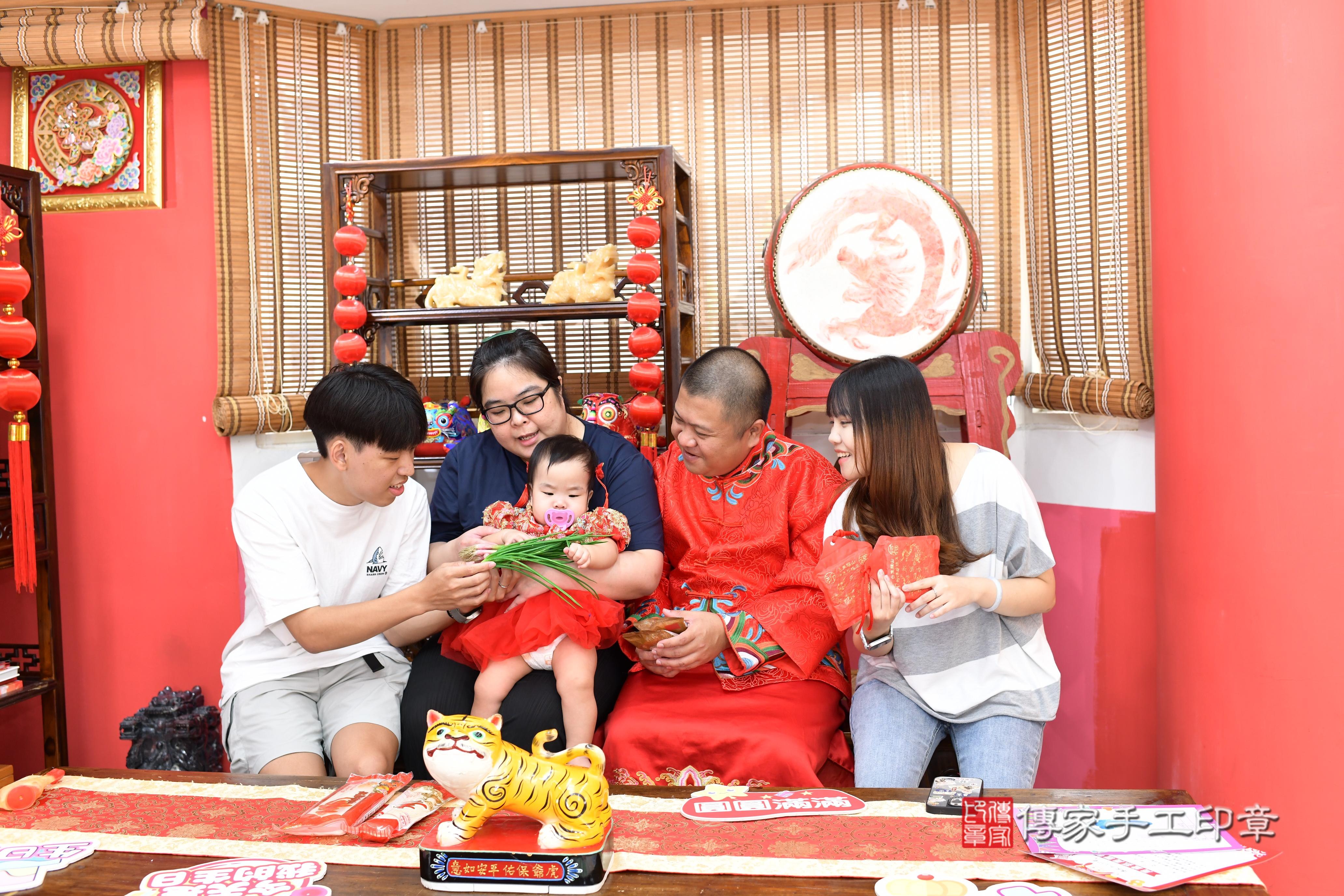 傳家手工印章高雄店、抓周、度脺、美式風會場、傳家嬰兒古禮、吉祥話、抓周道具物品24種、拍照。抓周證書。寶寶抓周、滿周歲、生日快樂、祝福