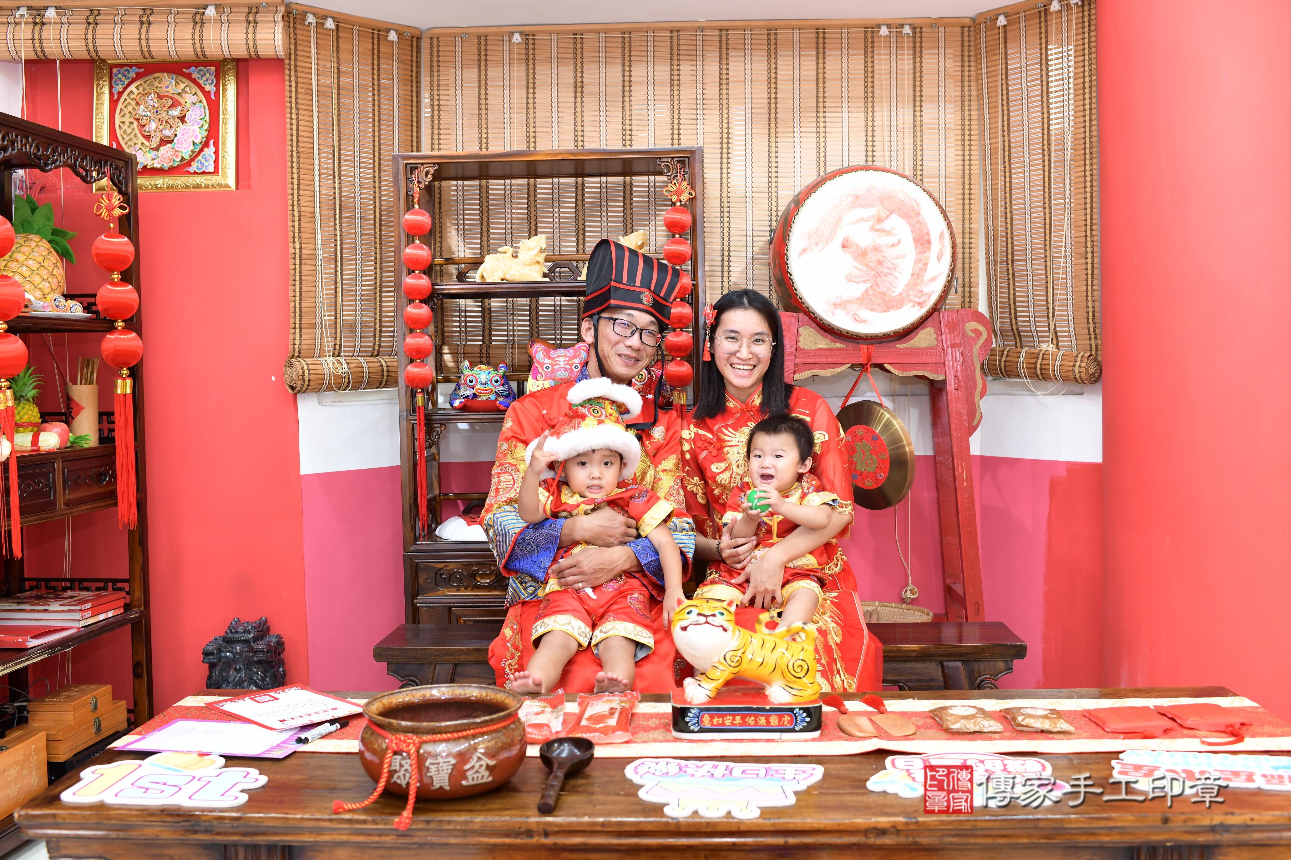 傳家手工印章高雄店、抓周、度脺、美式風會場、傳家嬰兒古禮、吉祥話、抓周道具物品24種、拍照。抓周證書。寶寶抓周、滿周歲、生日快樂、祝福