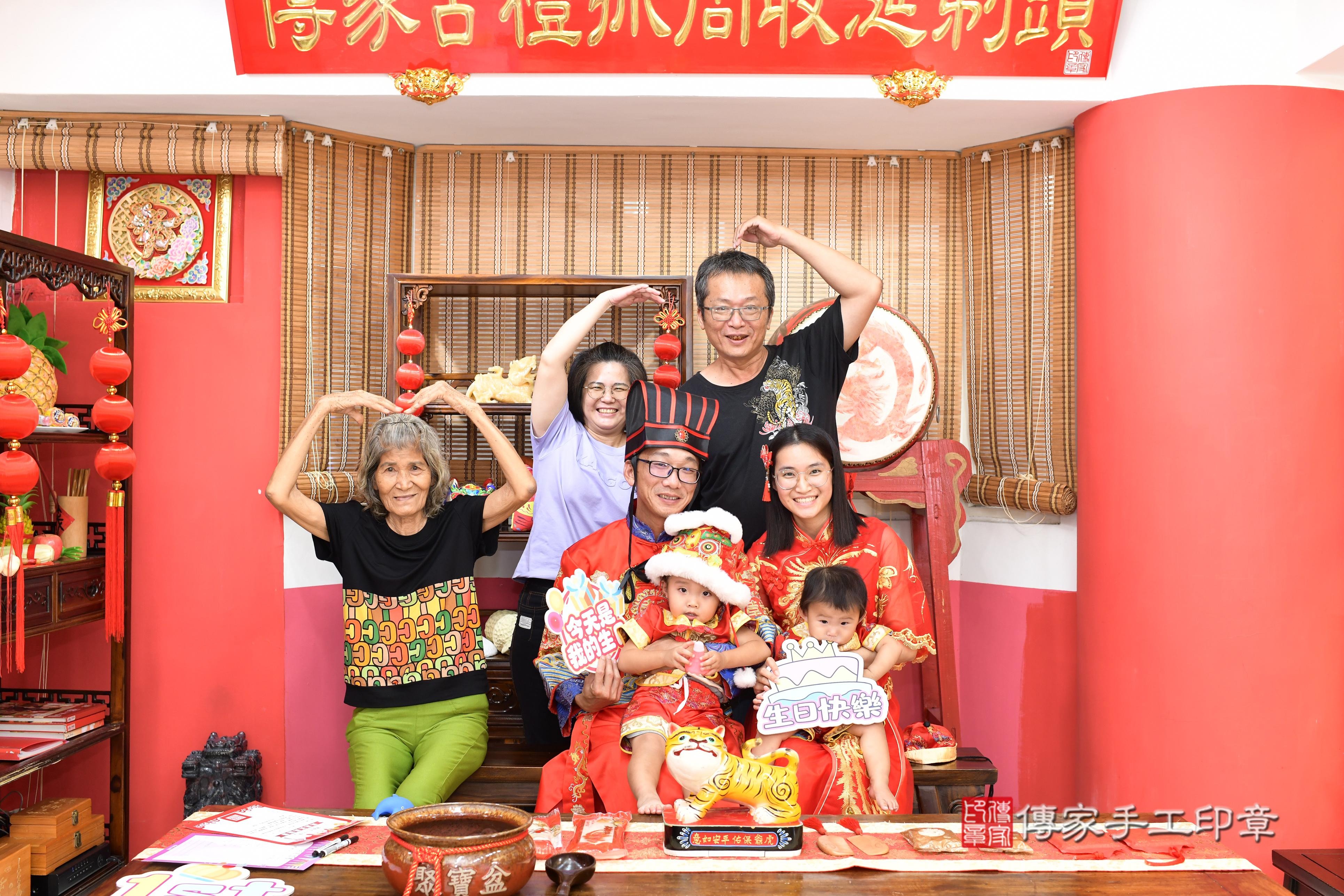 傳家手工印章高雄店、抓周、度脺、美式風會場、傳家嬰兒古禮、吉祥話、抓周道具物品24種、拍照。抓周證書。寶寶抓周、滿周歲、生日快樂、祝福