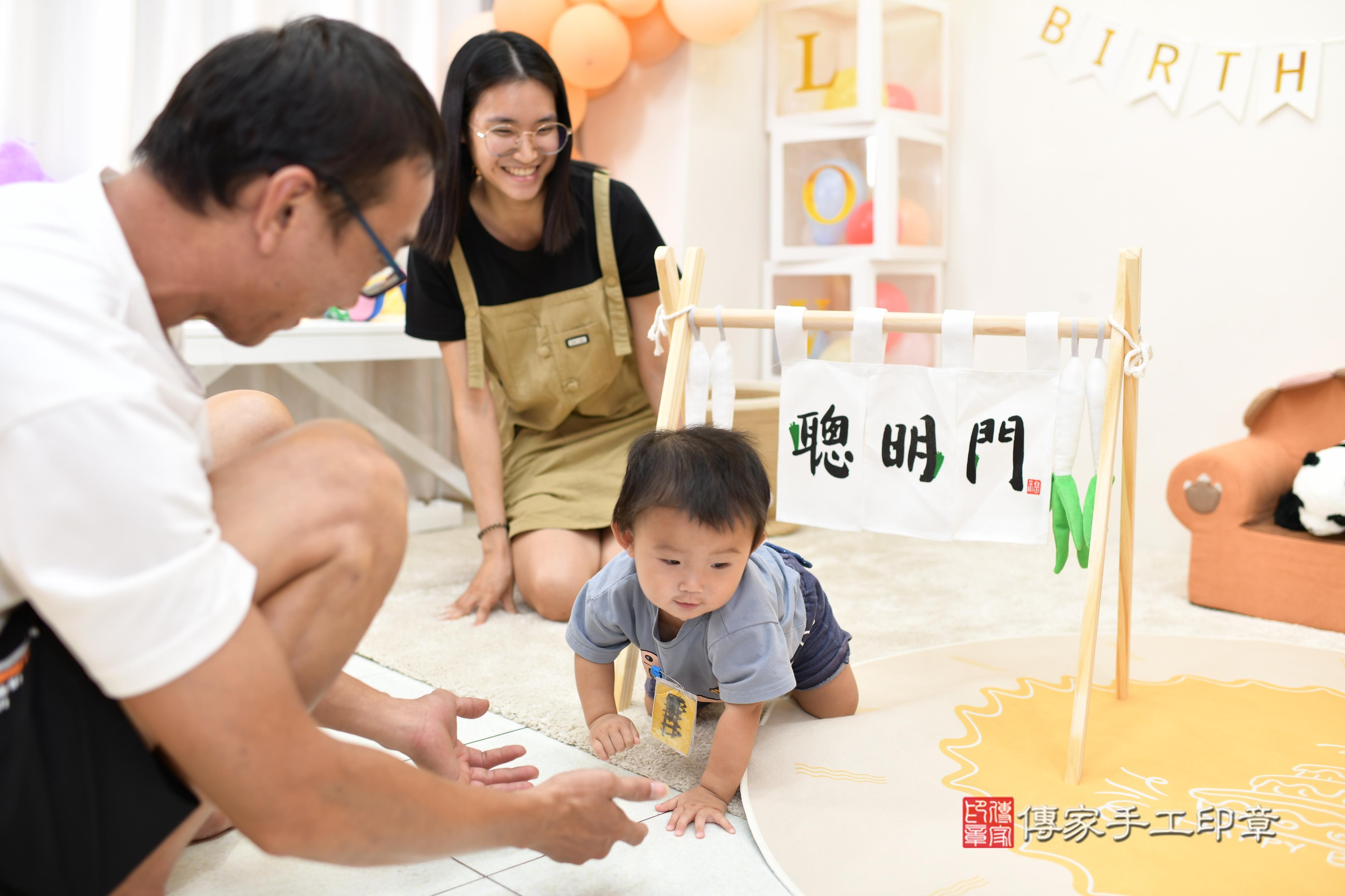 傳家手工印章高雄店、抓周、度脺、美式風會場、傳家嬰兒古禮、吉祥話、抓周道具物品24種、拍照。抓周證書。寶寶抓周、滿周歲、生日快樂、祝福