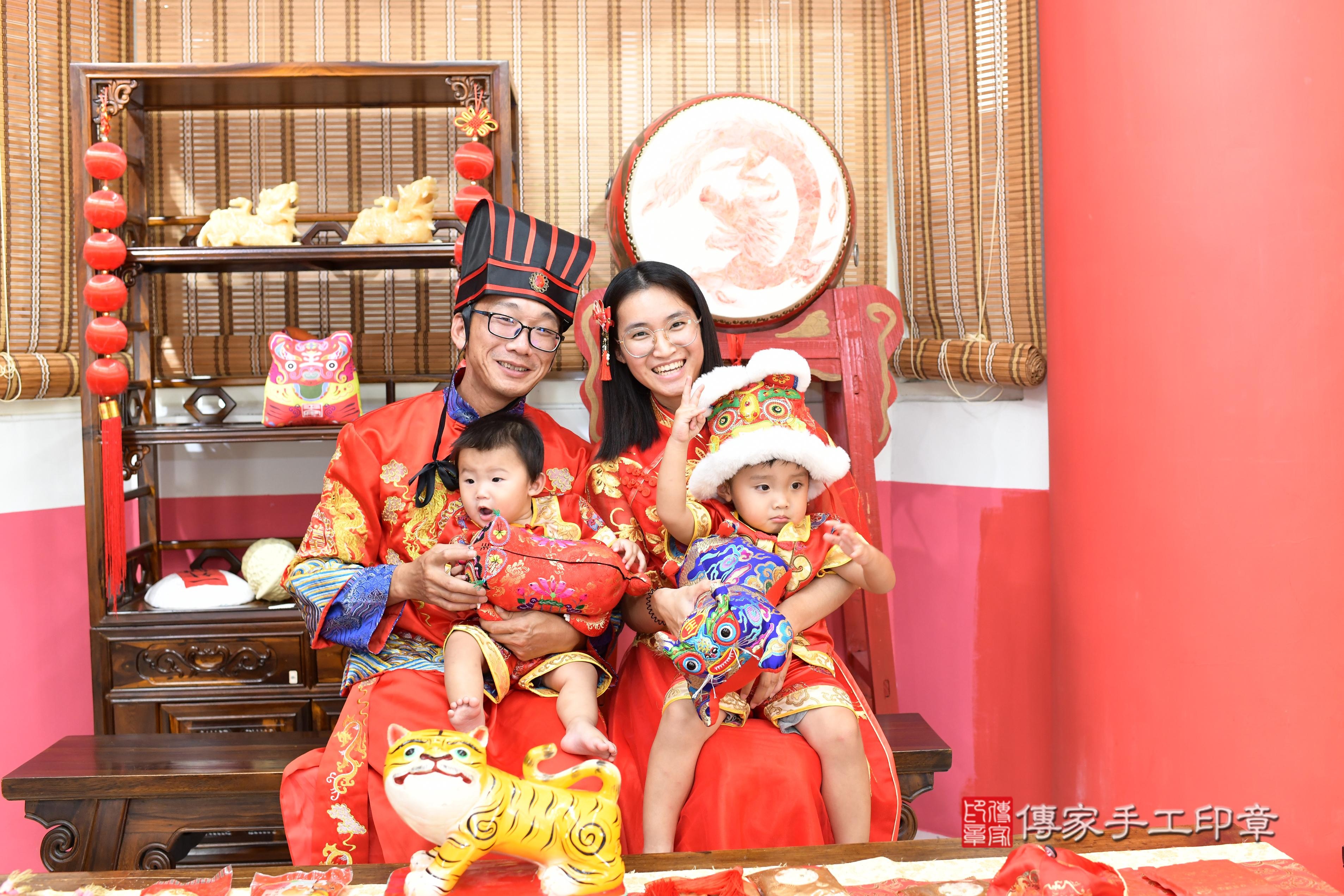 傳家手工印章高雄店、抓周、度脺、美式風會場、傳家嬰兒古禮、吉祥話、抓周道具物品24種、拍照。抓周證書。寶寶抓周、滿周歲、生日快樂、祝福