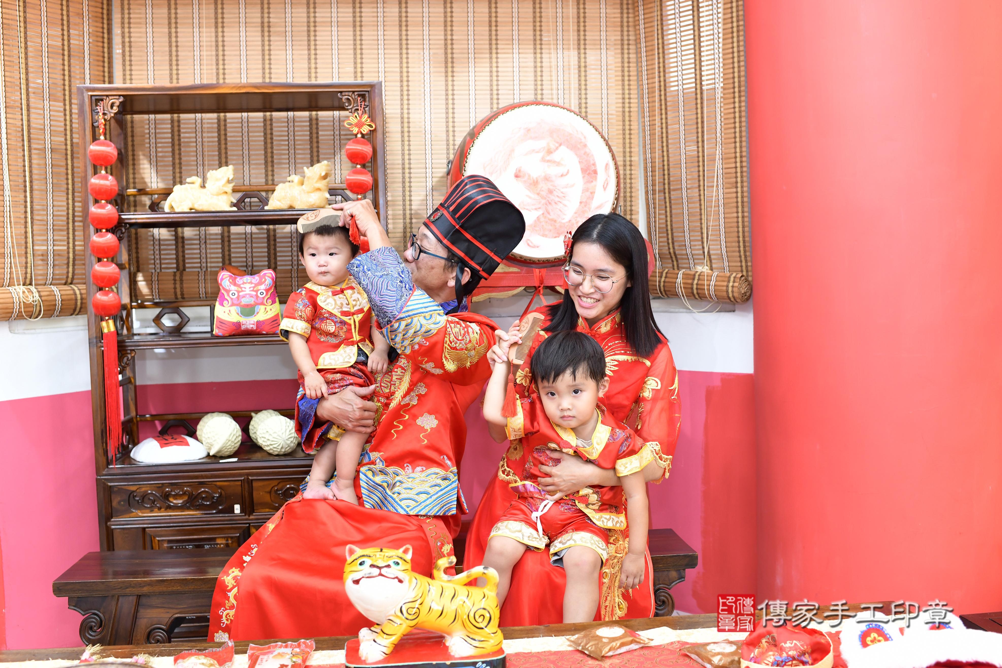 傳家手工印章高雄店、抓周、度脺、美式風會場、傳家嬰兒古禮、吉祥話、抓周道具物品24種、拍照。抓周證書。寶寶抓周、滿周歲、生日快樂、祝福