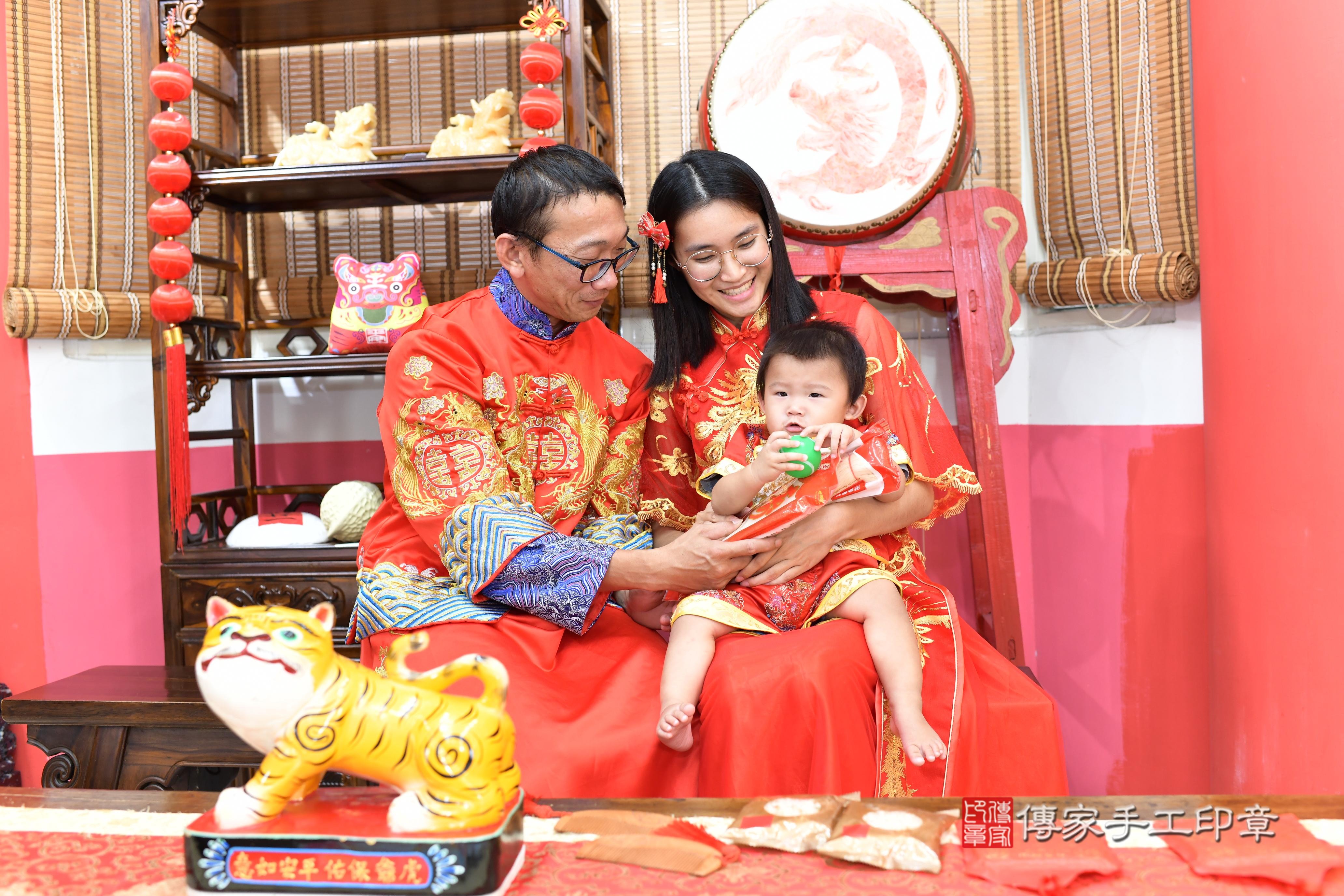 傳家手工印章高雄店、抓周、度脺、美式風會場、傳家嬰兒古禮、吉祥話、抓周道具物品24種、拍照。抓周證書。寶寶抓周、滿周歲、生日快樂、祝福