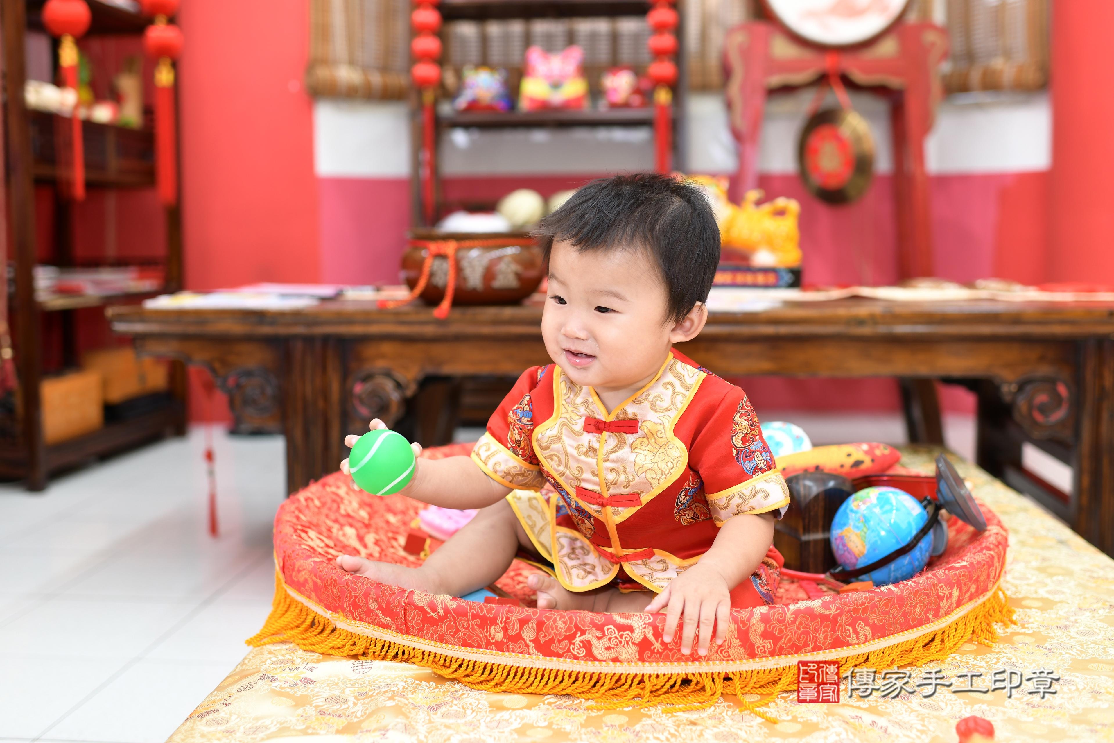 傳家手工印章高雄店、抓周、度脺、美式風會場、傳家嬰兒古禮、吉祥話、抓周道具物品24種、拍照。抓周證書。寶寶抓周、滿周歲、生日快樂、祝福