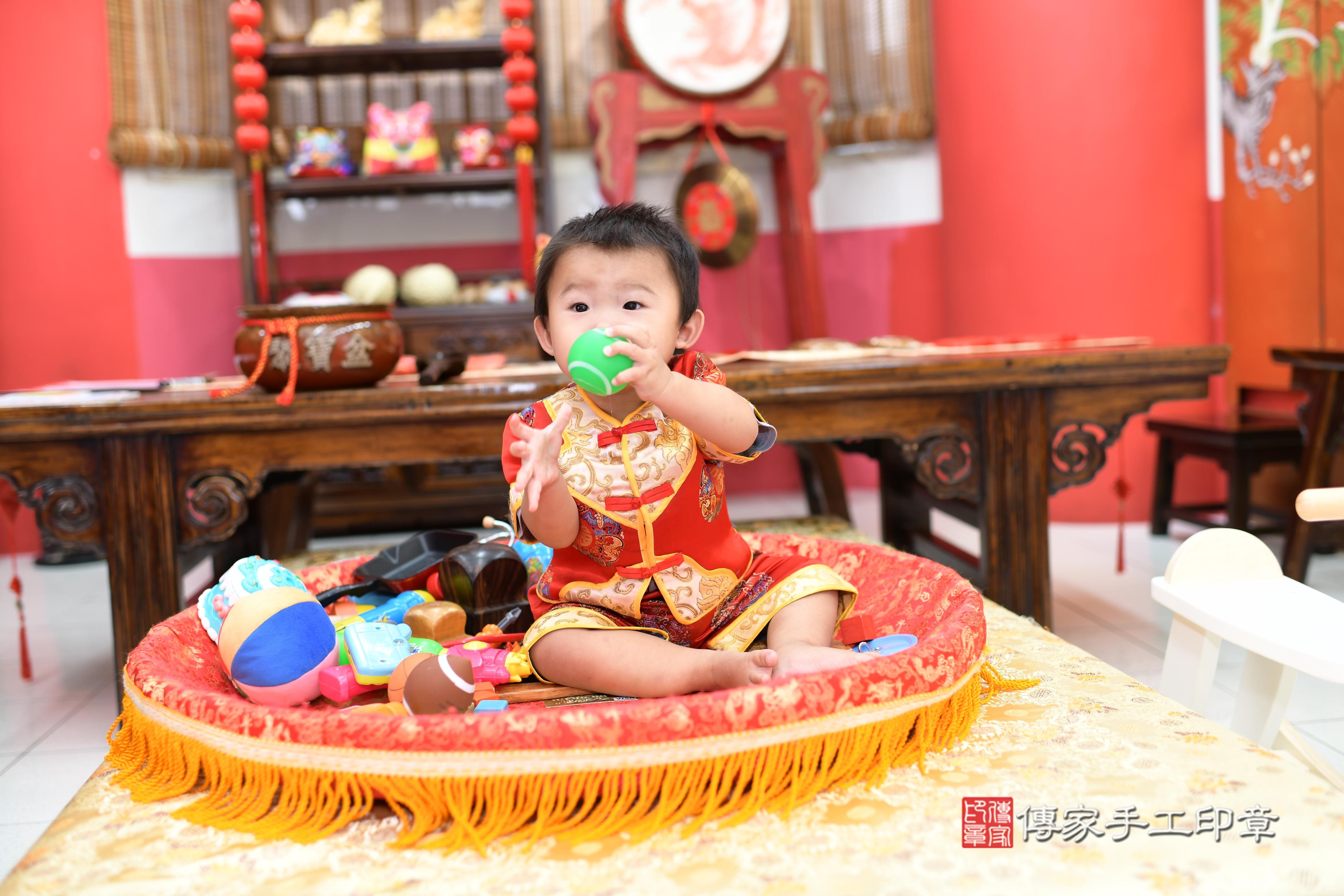 傳家手工印章高雄店、抓周、度脺、美式風會場、傳家嬰兒古禮、吉祥話、抓周道具物品24種、拍照。抓周證書。寶寶抓周、滿周歲、生日快樂、祝福