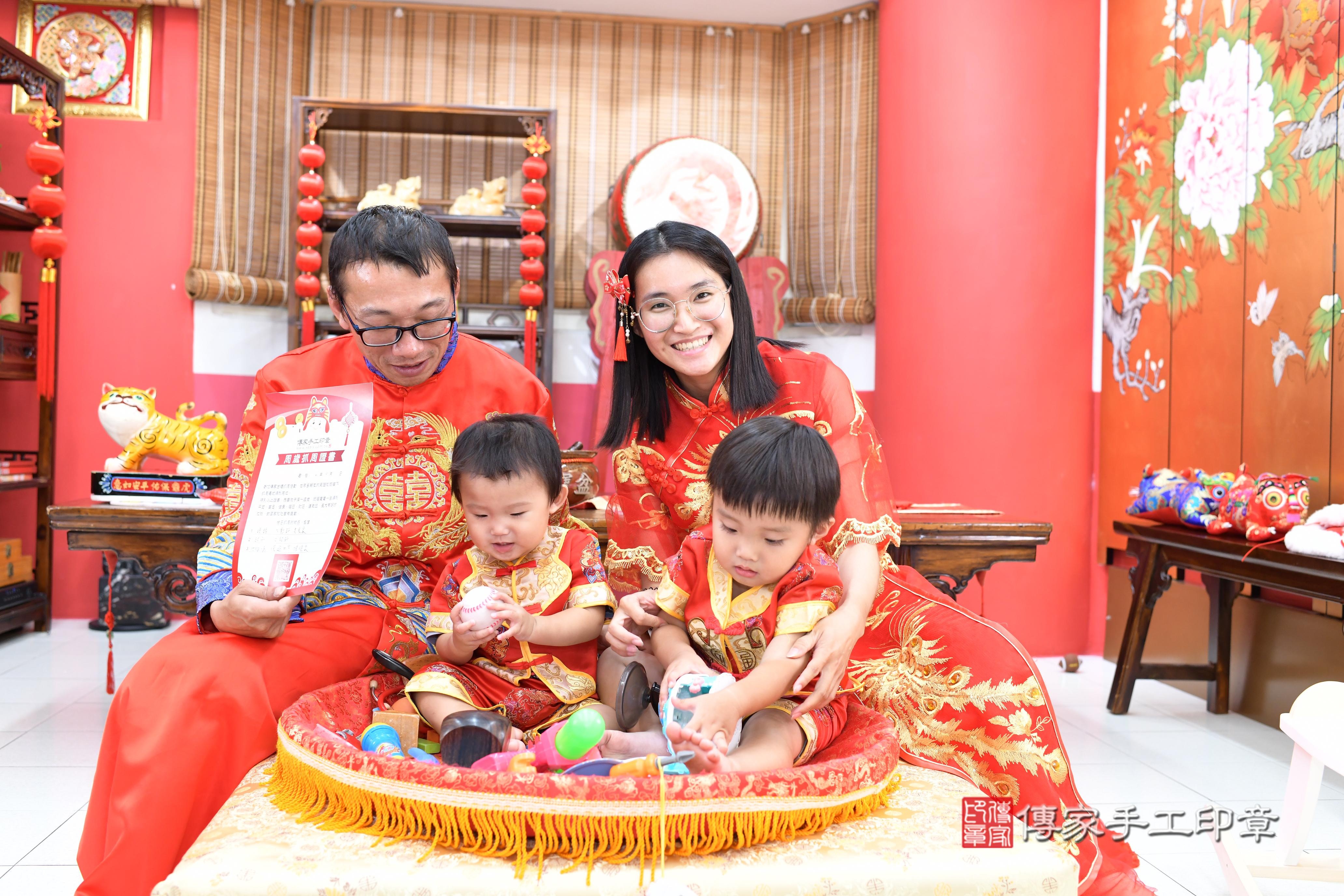 傳家手工印章高雄店、抓周、度脺、美式風會場、傳家嬰兒古禮、吉祥話、抓周道具物品24種、拍照。抓周證書。寶寶抓周、滿周歲、生日快樂、祝福