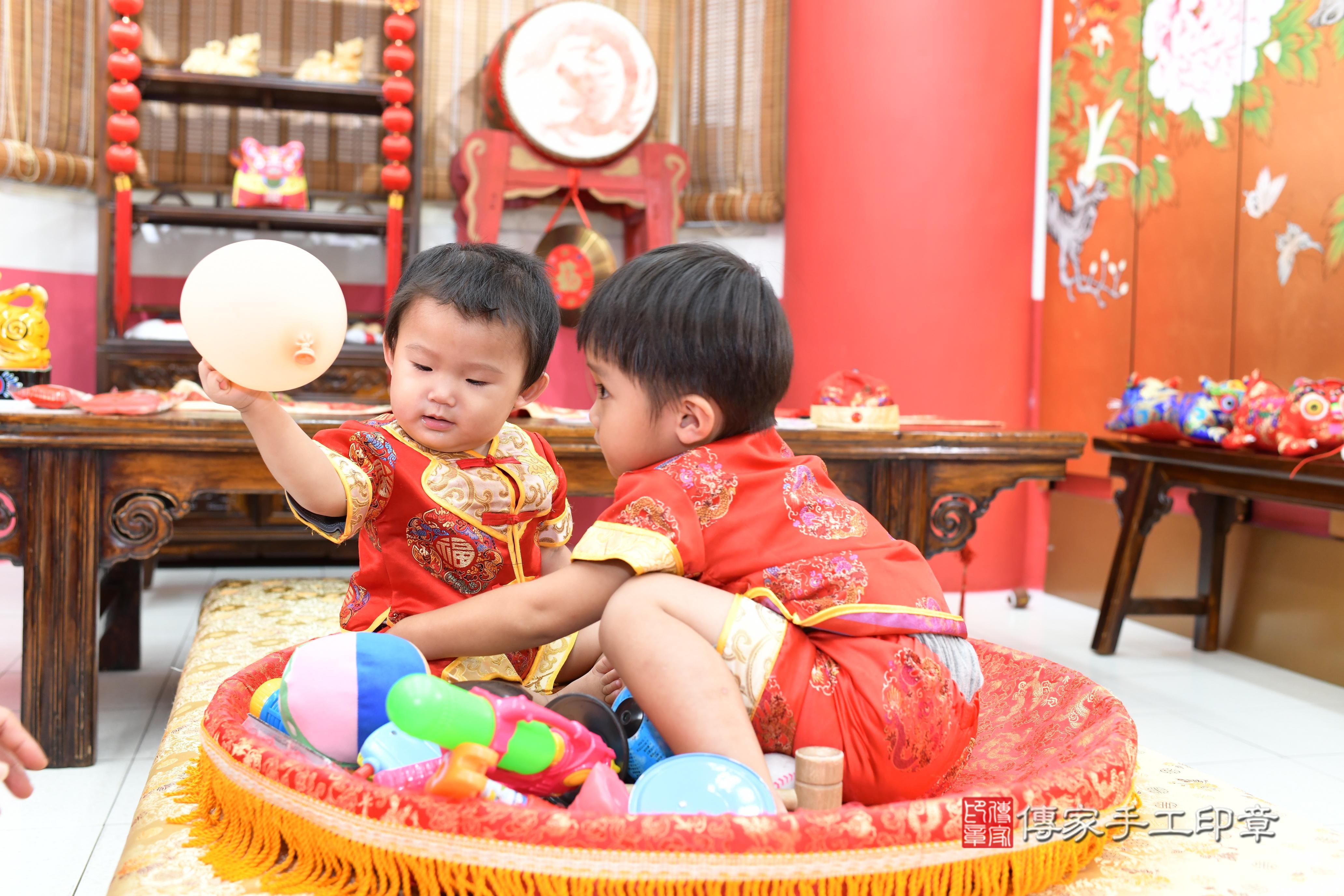 傳家手工印章高雄店、抓周、度脺、美式風會場、傳家嬰兒古禮、吉祥話、抓周道具物品24種、拍照。抓周證書。寶寶抓周、滿周歲、生日快樂、祝福