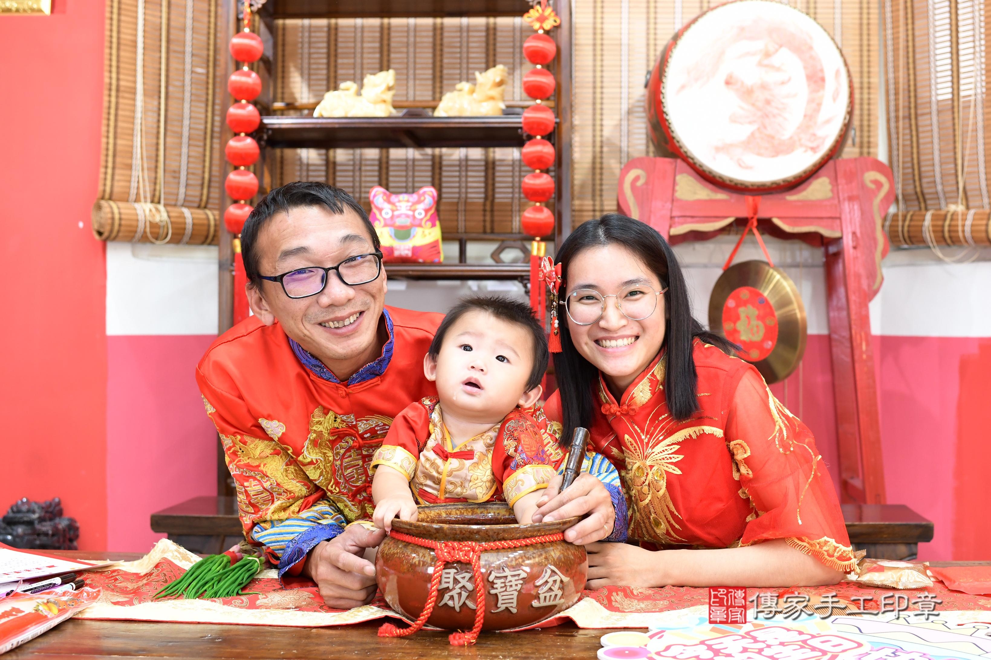 傳家手工印章高雄店、抓周、度脺、美式風會場、傳家嬰兒古禮、吉祥話、抓周道具物品24種、拍照。抓周證書。寶寶抓周、滿周歲、生日快樂、祝福