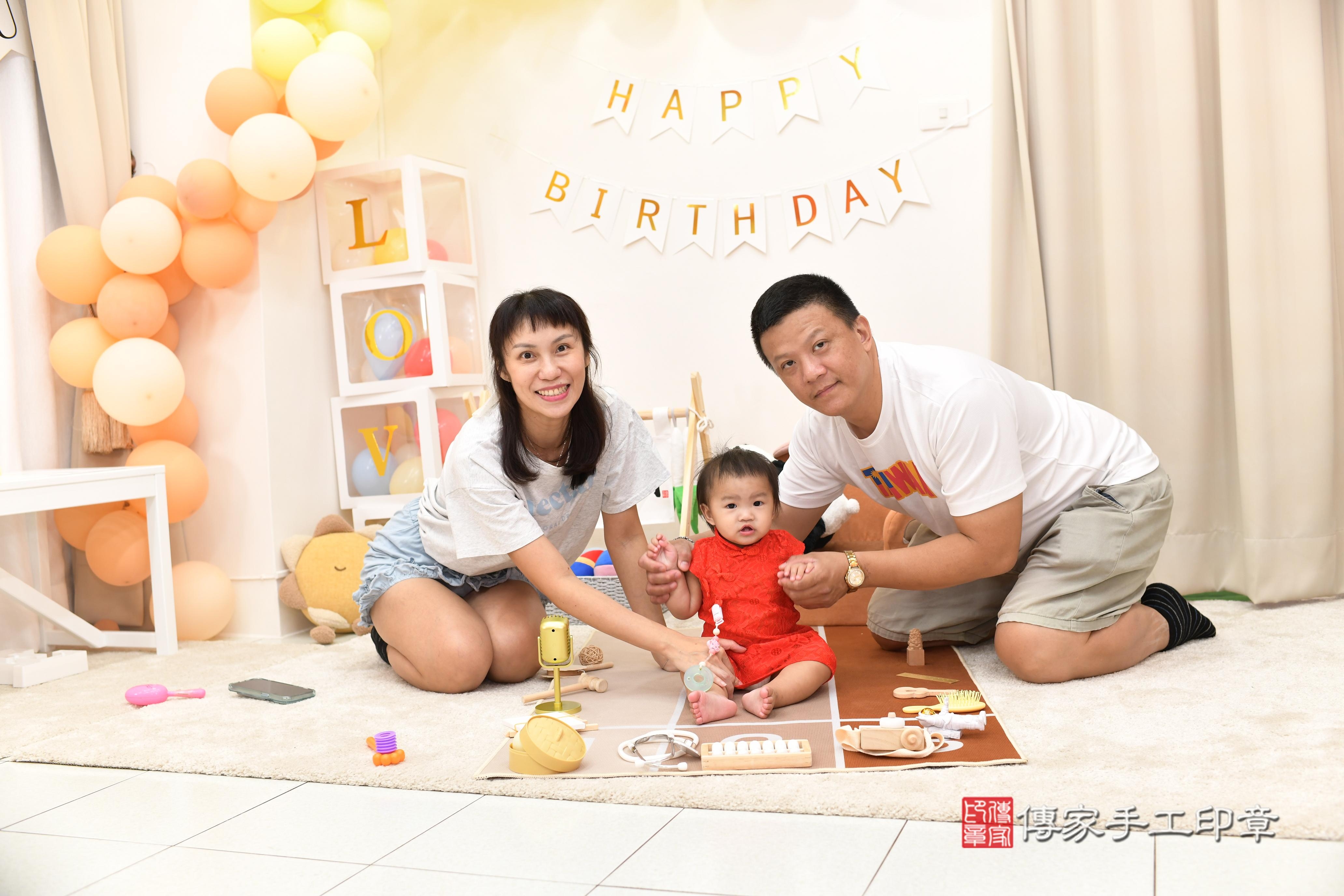 傳家手工印章高雄店、抓周、度脺、美式風會場、傳家嬰兒古禮、吉祥話、抓周道具物品24種、拍照。抓周證書。寶寶抓周、滿周歲、生日快樂、祝福